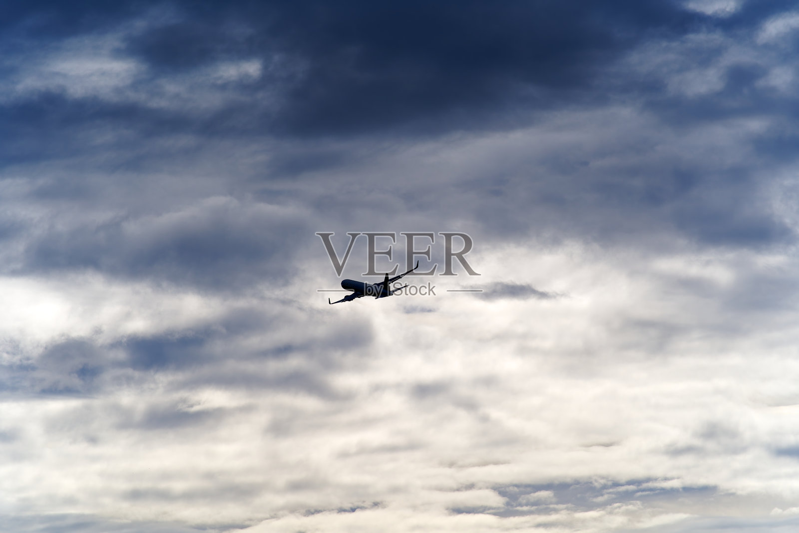 美国联合航空的波音客机在瑞士苏黎世克洛滕机场起飞，背景是多云的天空。照片摄影图片