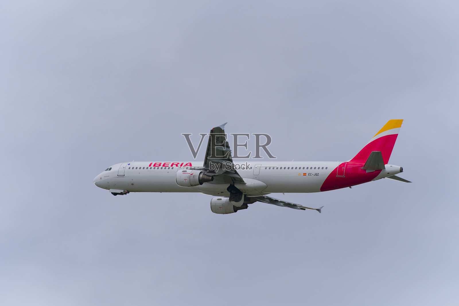 西班牙伊比利亚航空的空客客机在瑞士苏黎世克洛滕机场起飞，背景是多云的天空。照片摄影图片