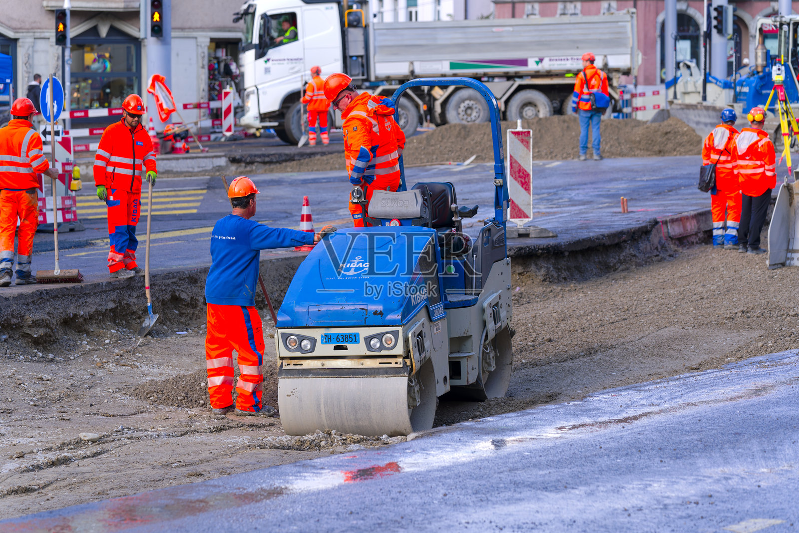 在瑞士苏黎世的市中心，工人在秋天的日子里拆除旧电车轨道。照片摄影图片