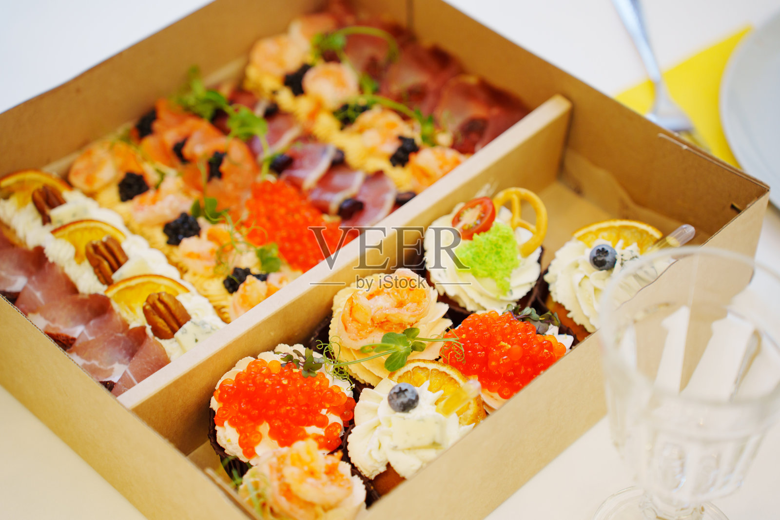 一个装有各种美味小吃的盒子，适合外部宴会。照片摄影图片