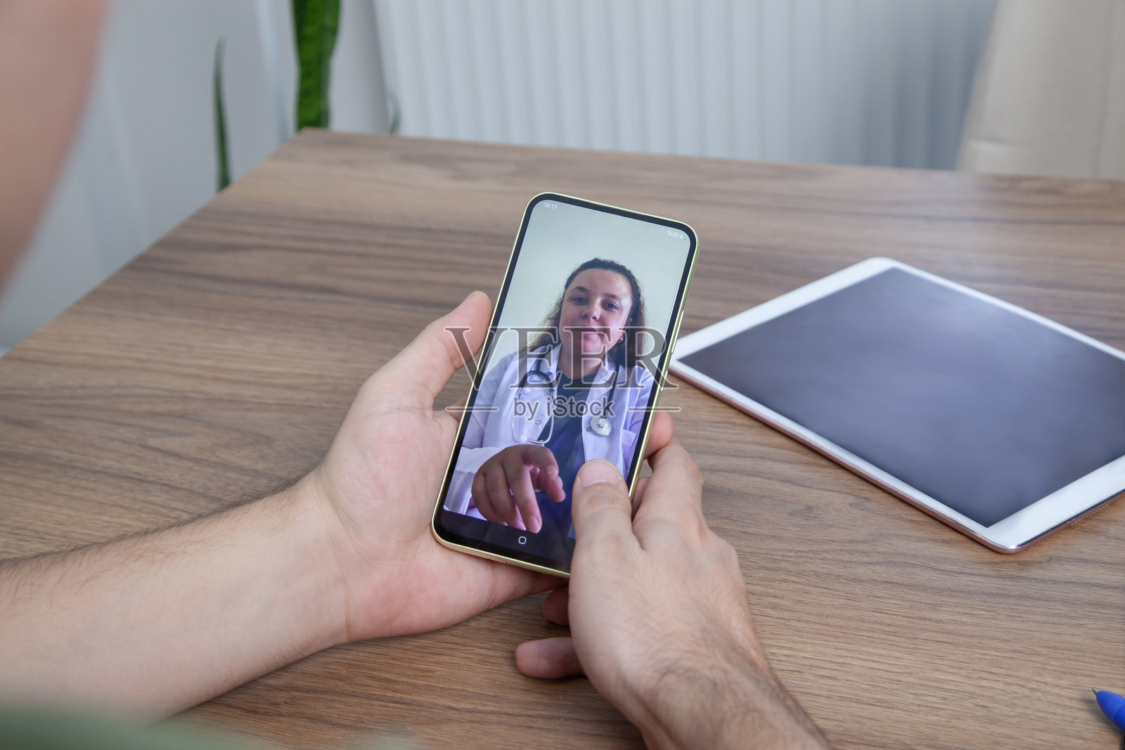 患者与医生进行视频会议讨论医疗保健问题照片摄影图片