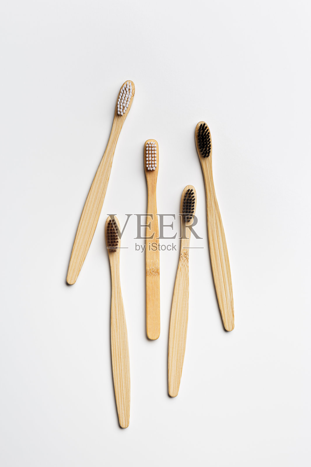 各种竹牙刷放在白色背景上，环保口腔卫生，牙齿护理，日常使用的个人牙刷。极简美学平铺，俯视图，零废弃，天然产品。照片摄影图片