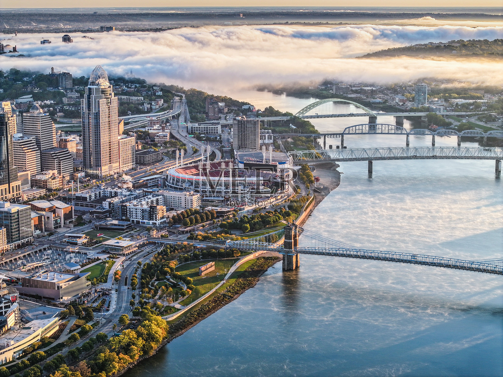 辛辛那提，俄亥俄州的雾蒙蒙的早晨照片摄影图片