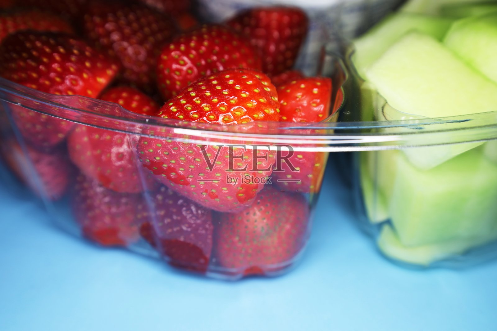 一份装有新鲜水果块的一次性餐具中的菜肴照片摄影图片