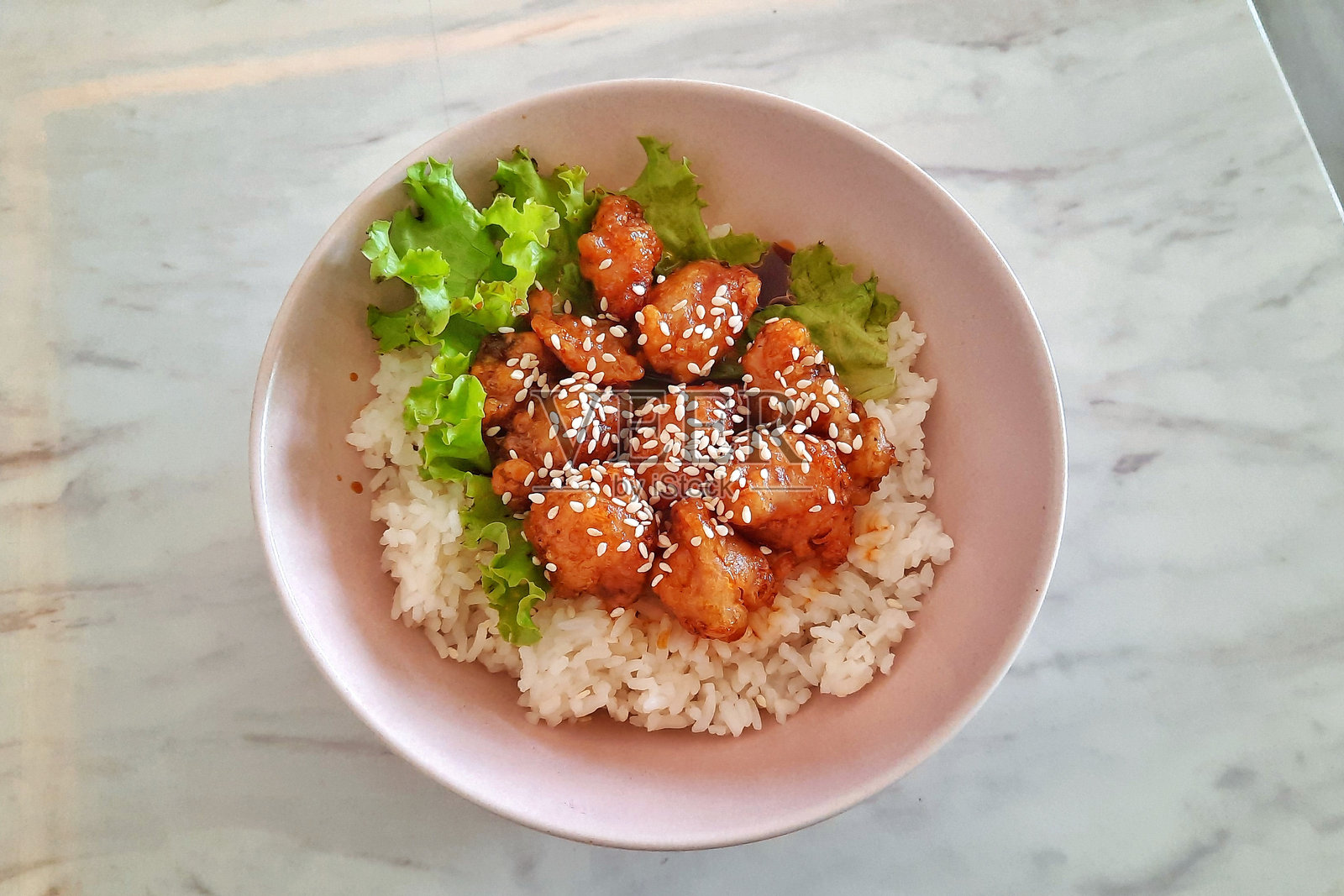 碗装米饭和鸡肉，配以辛辣的韩国酱汁。照片摄影图片