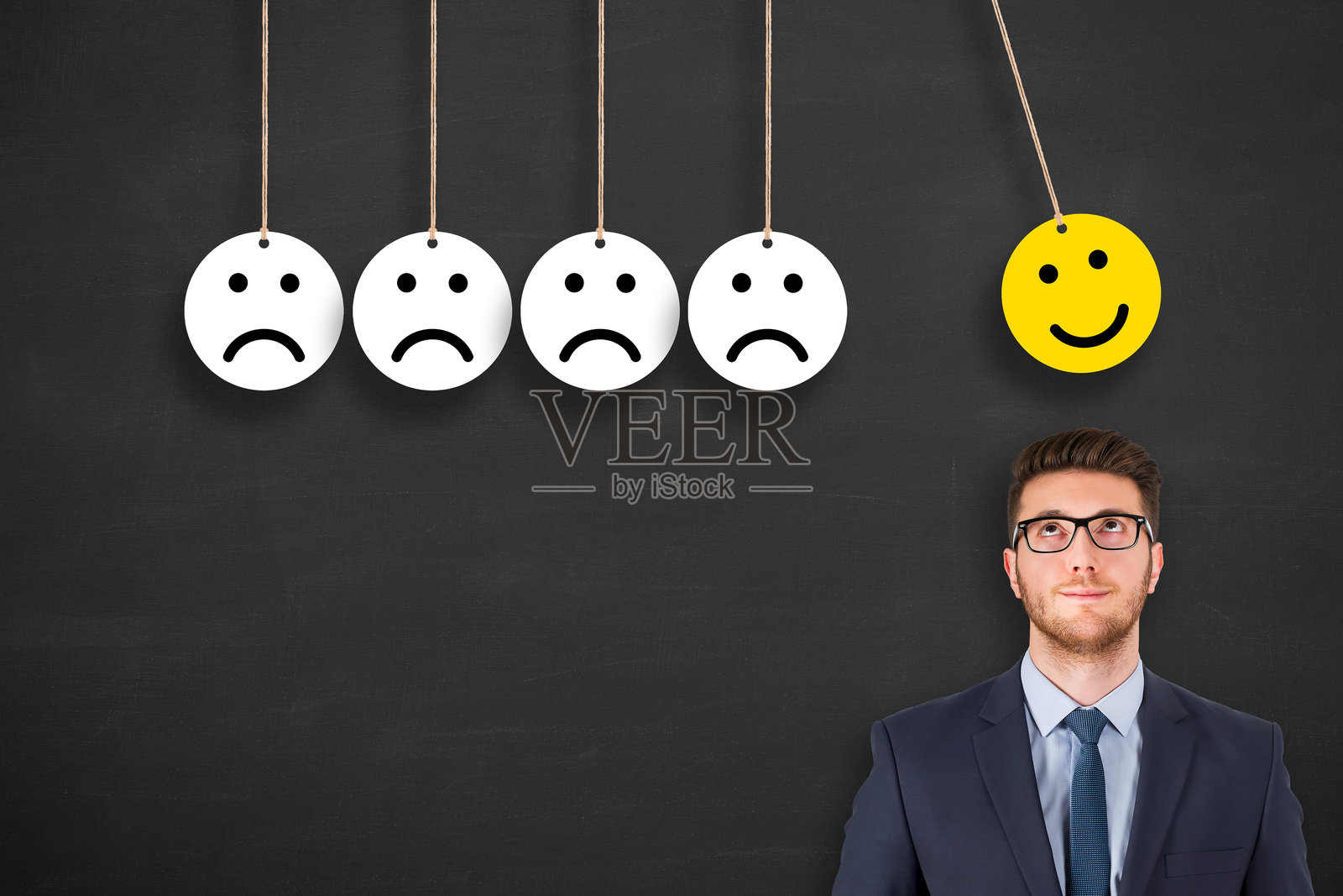 黑板上人头上的不快乐和快乐照片摄影图片