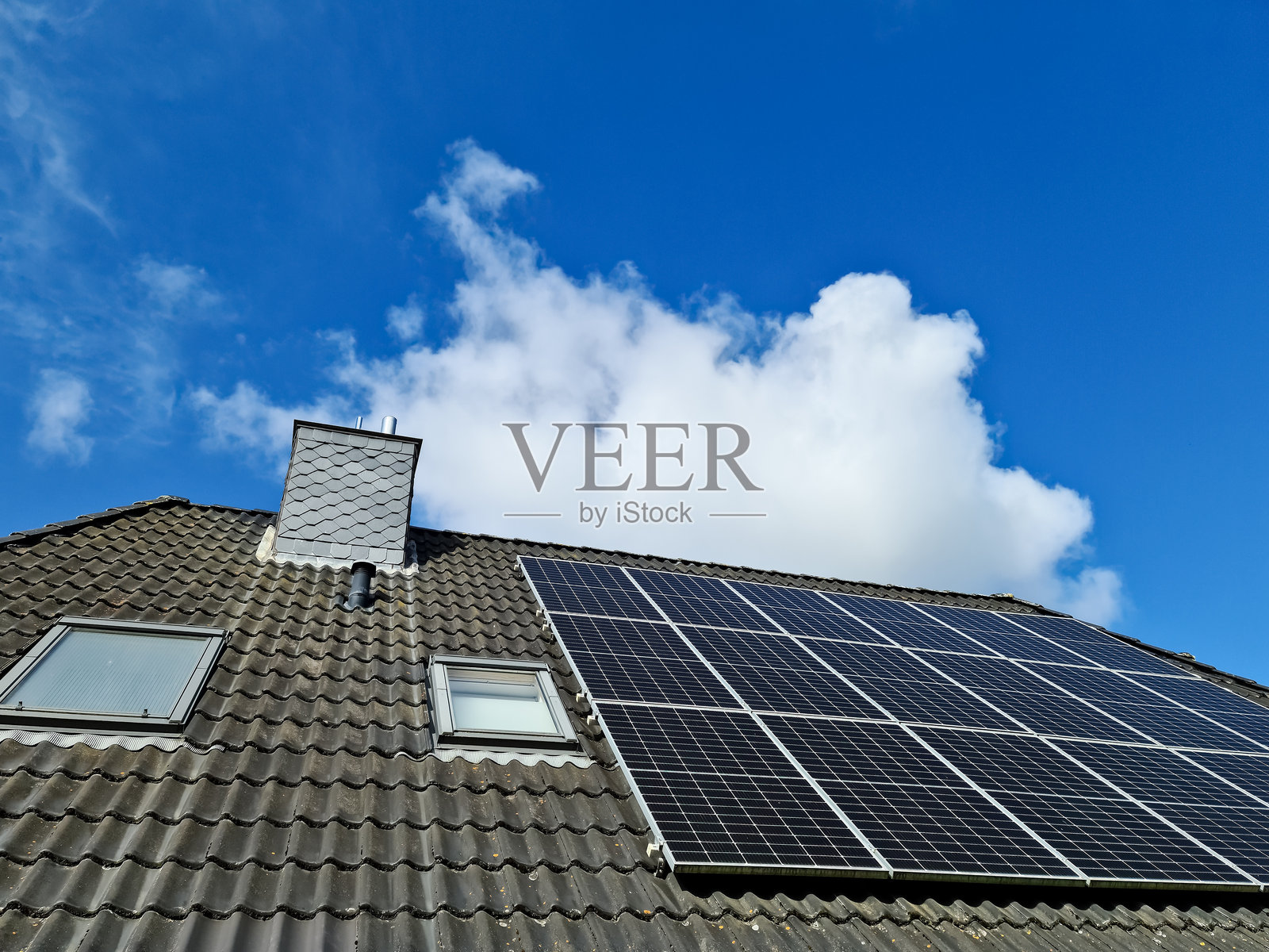 住宅屋顶上的太阳能电池板产生清洁能源照片摄影图片