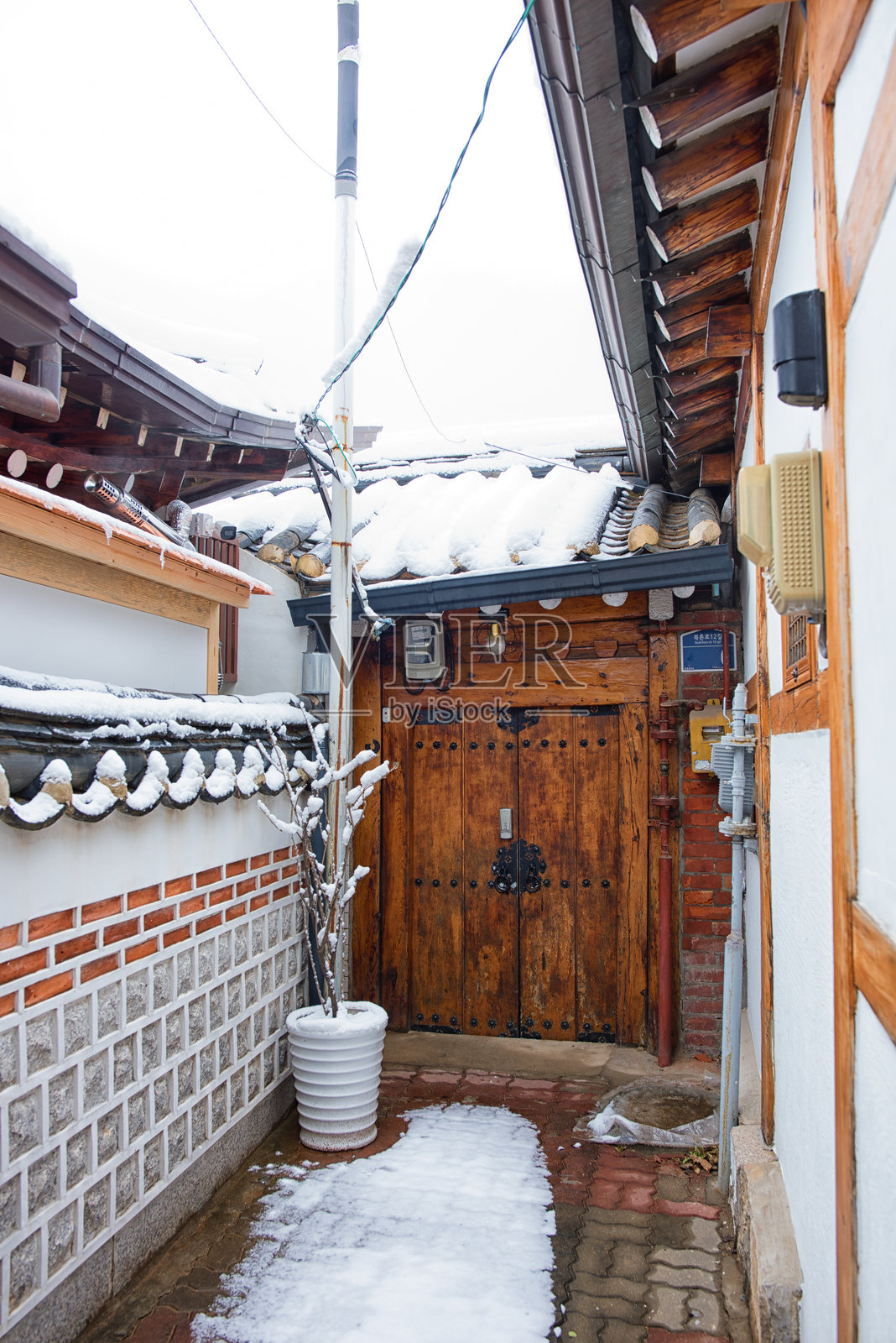 首尔北村韩屋村狭窄小径的冬季风景照片摄影图片