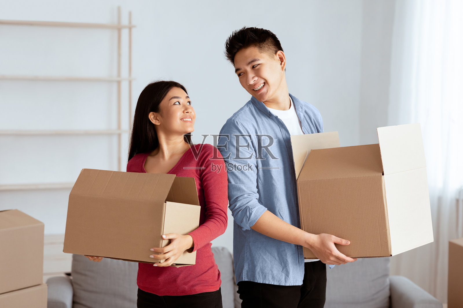 快乐的亚洲家庭在新公寓里拿着纸箱照片摄影图片