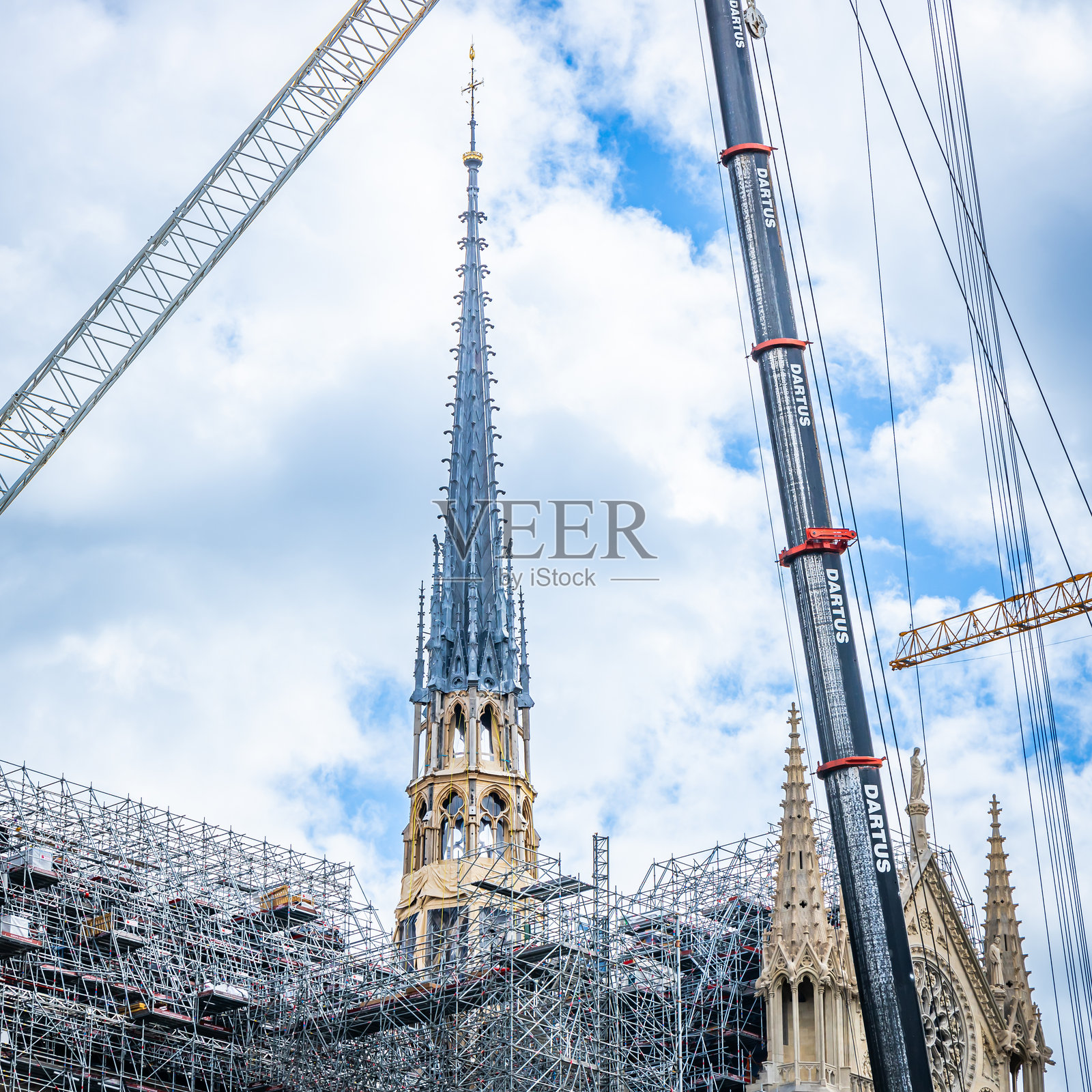 巴黎圣母院施工中的尖顶照片摄影图片