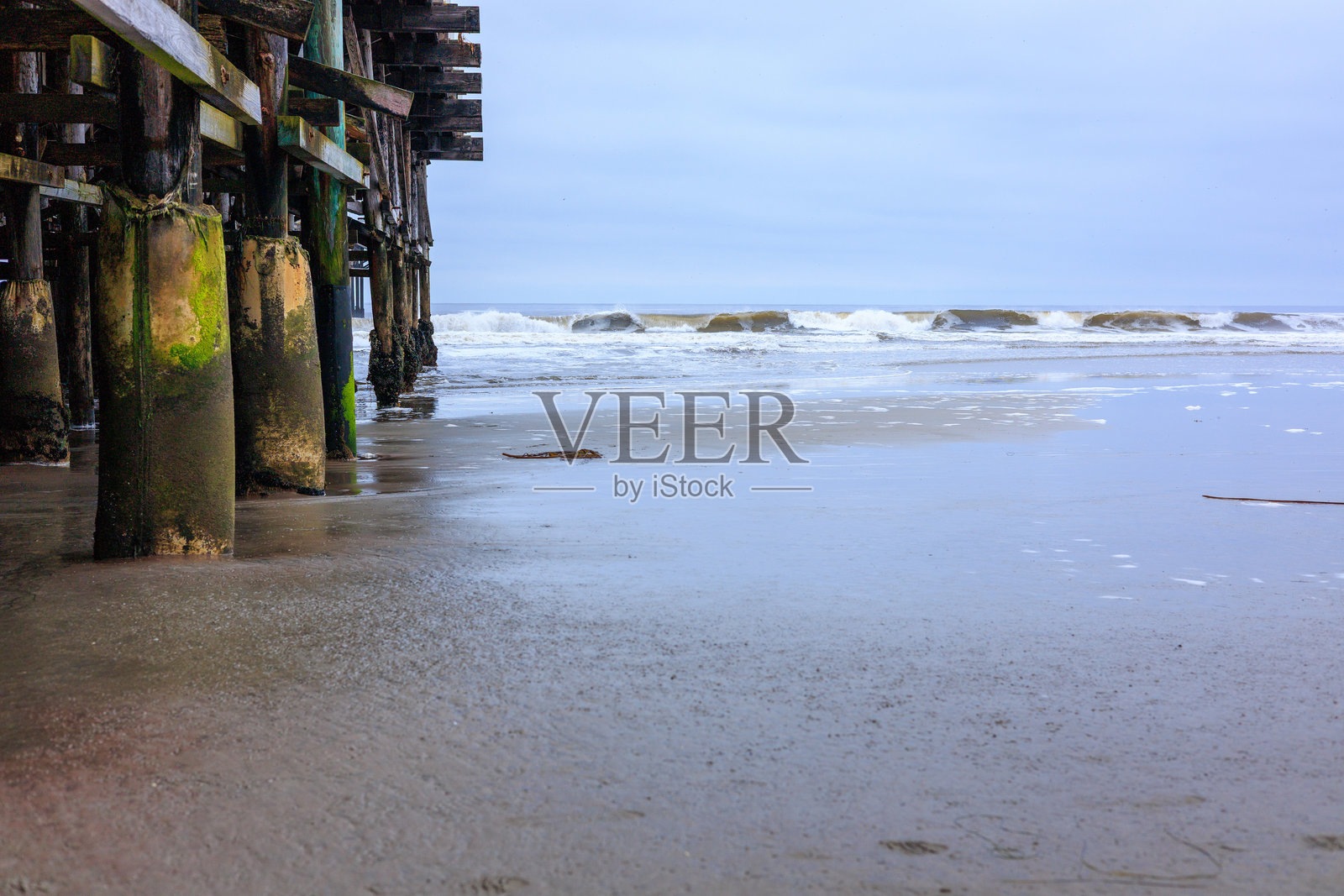 木质水晶码头的木桩照片摄影图片