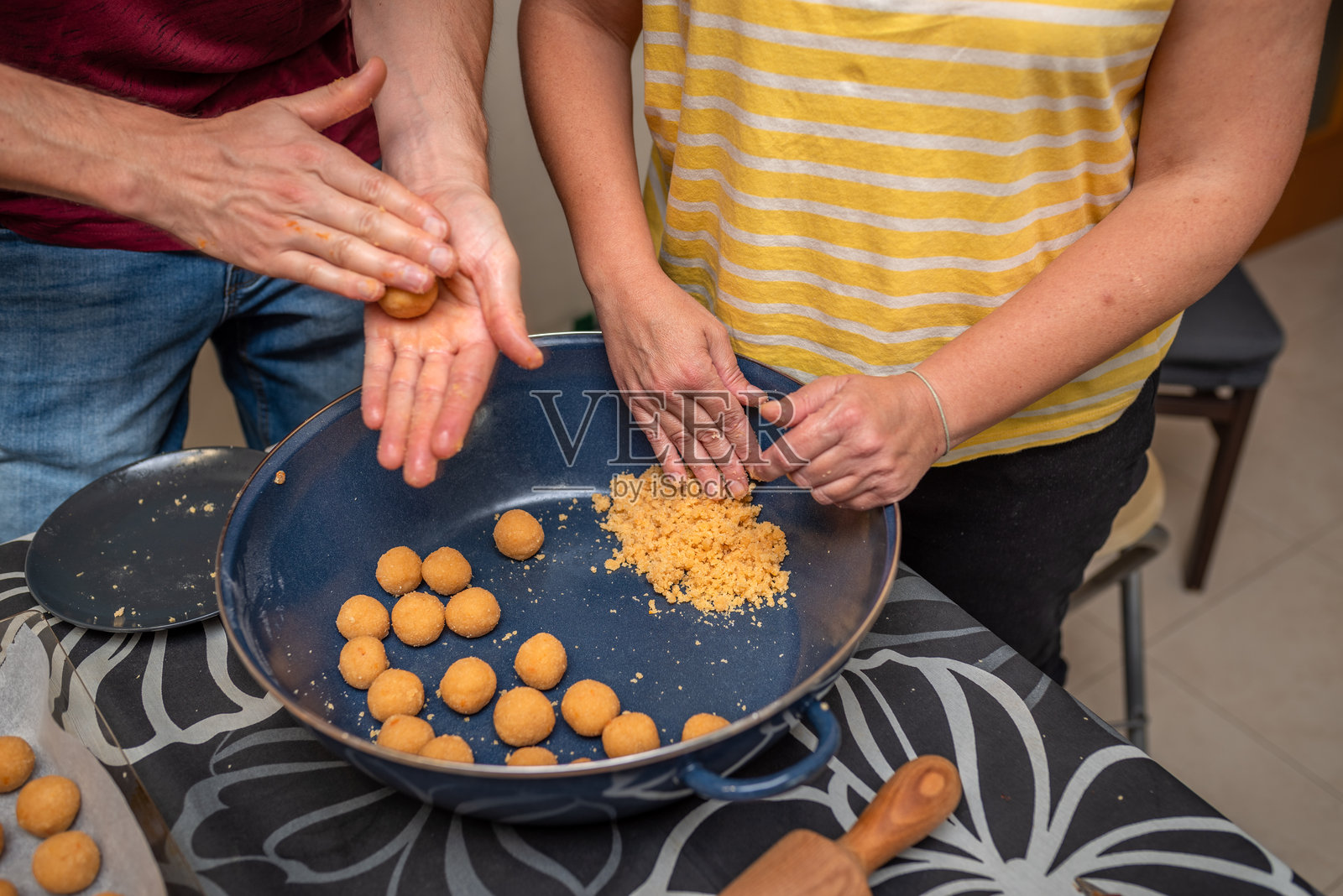 在加泰罗尼亚一起搓制潘内莱特饼干面团照片摄影图片