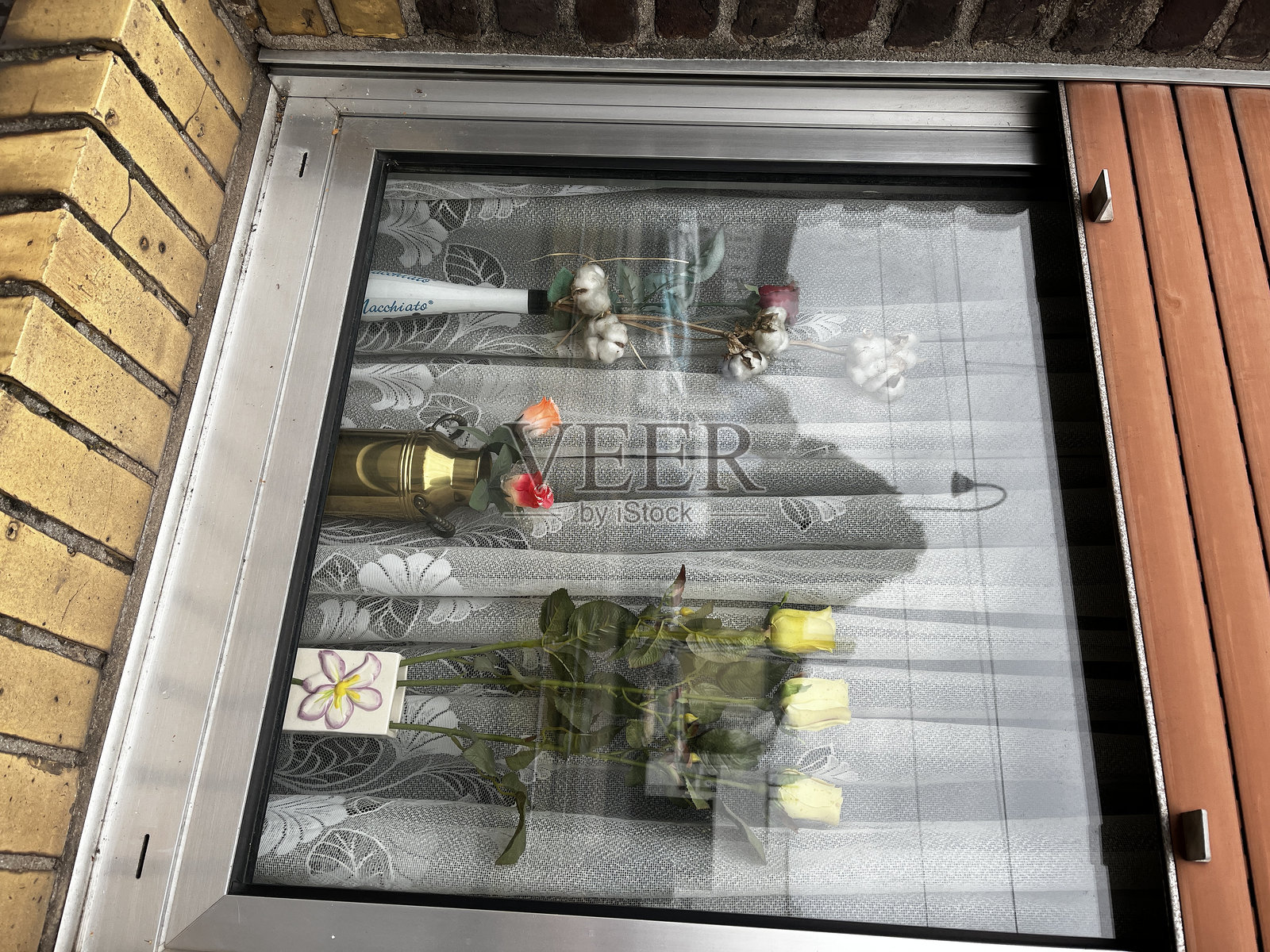 面向街道的窗户照片摄影图片