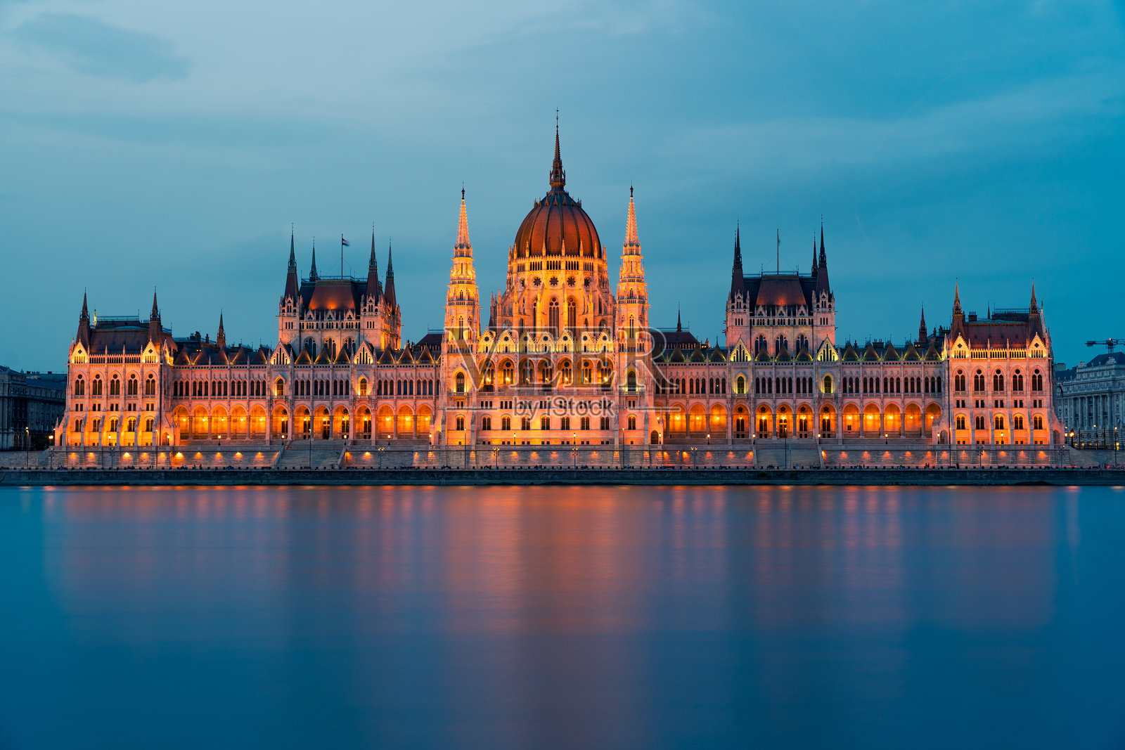 布达佩斯市美丽的国会大厦，夜晚灯光璀璨。照片摄影图片