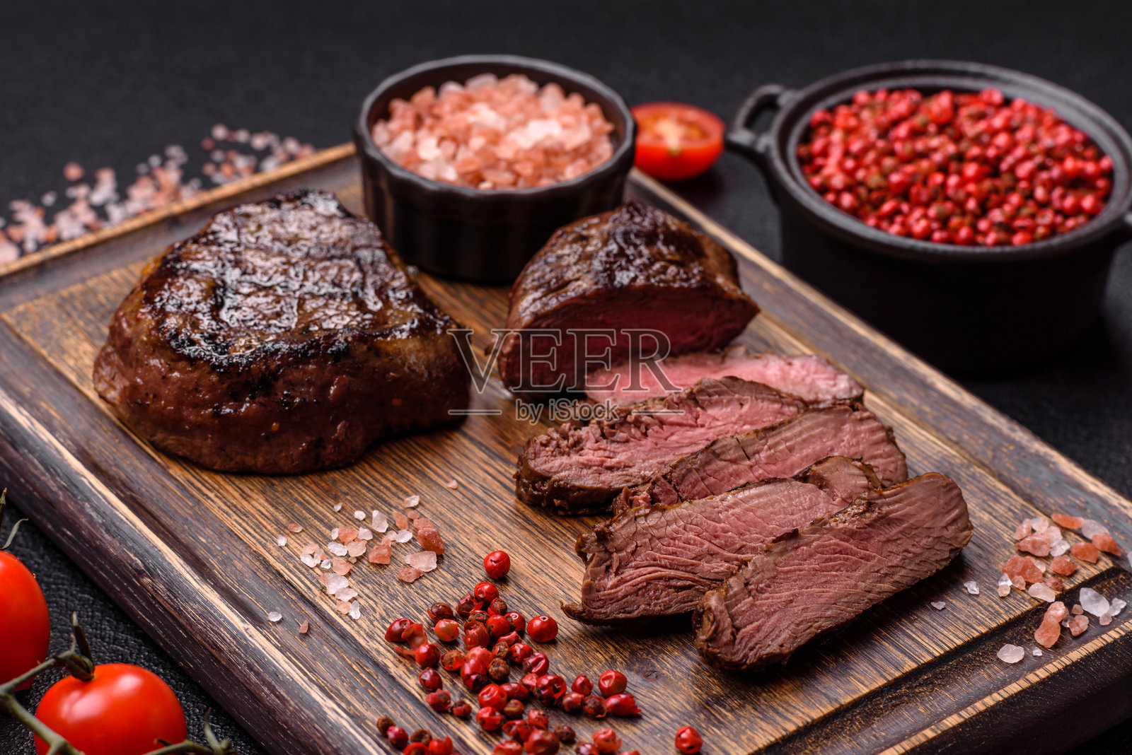 多汁的牛排在烤架上用盐、香料和草药烤制而成照片摄影图片