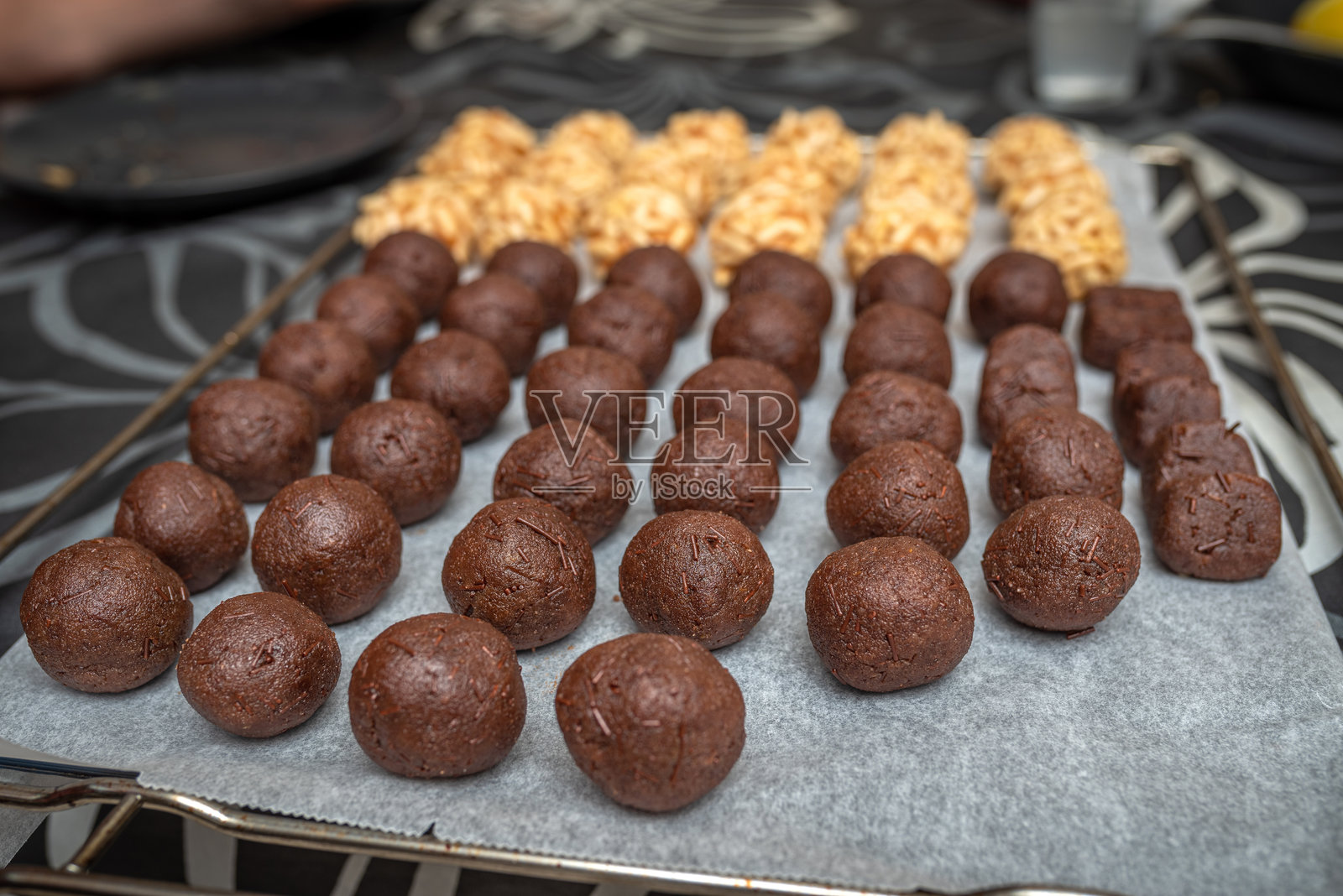各种松子和巧克力面团小饼准备烘焙，适合庆祝Castañada节照片摄影图片