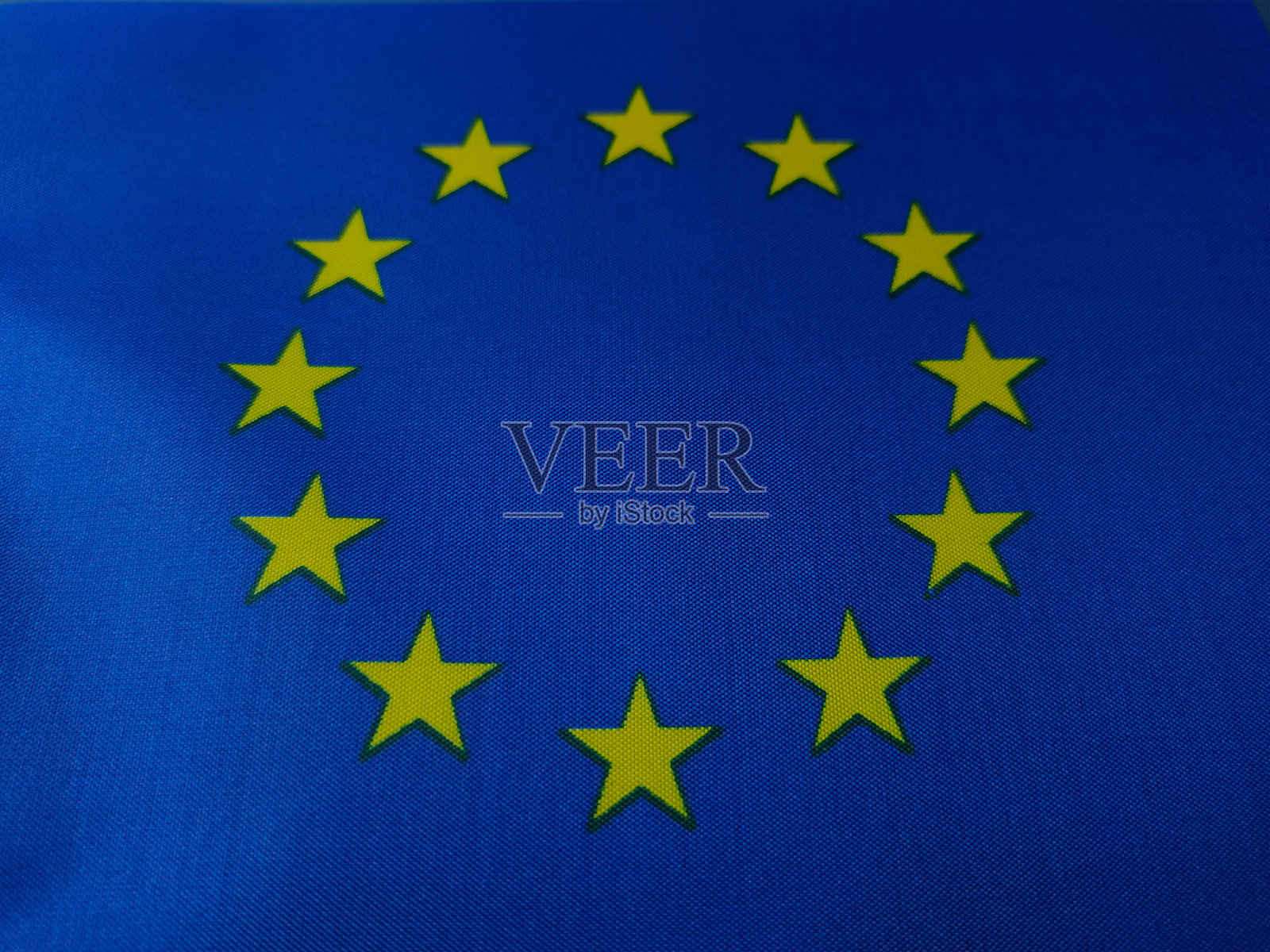 蓝色背景上的欧盟旗帜特写照片摄影图片