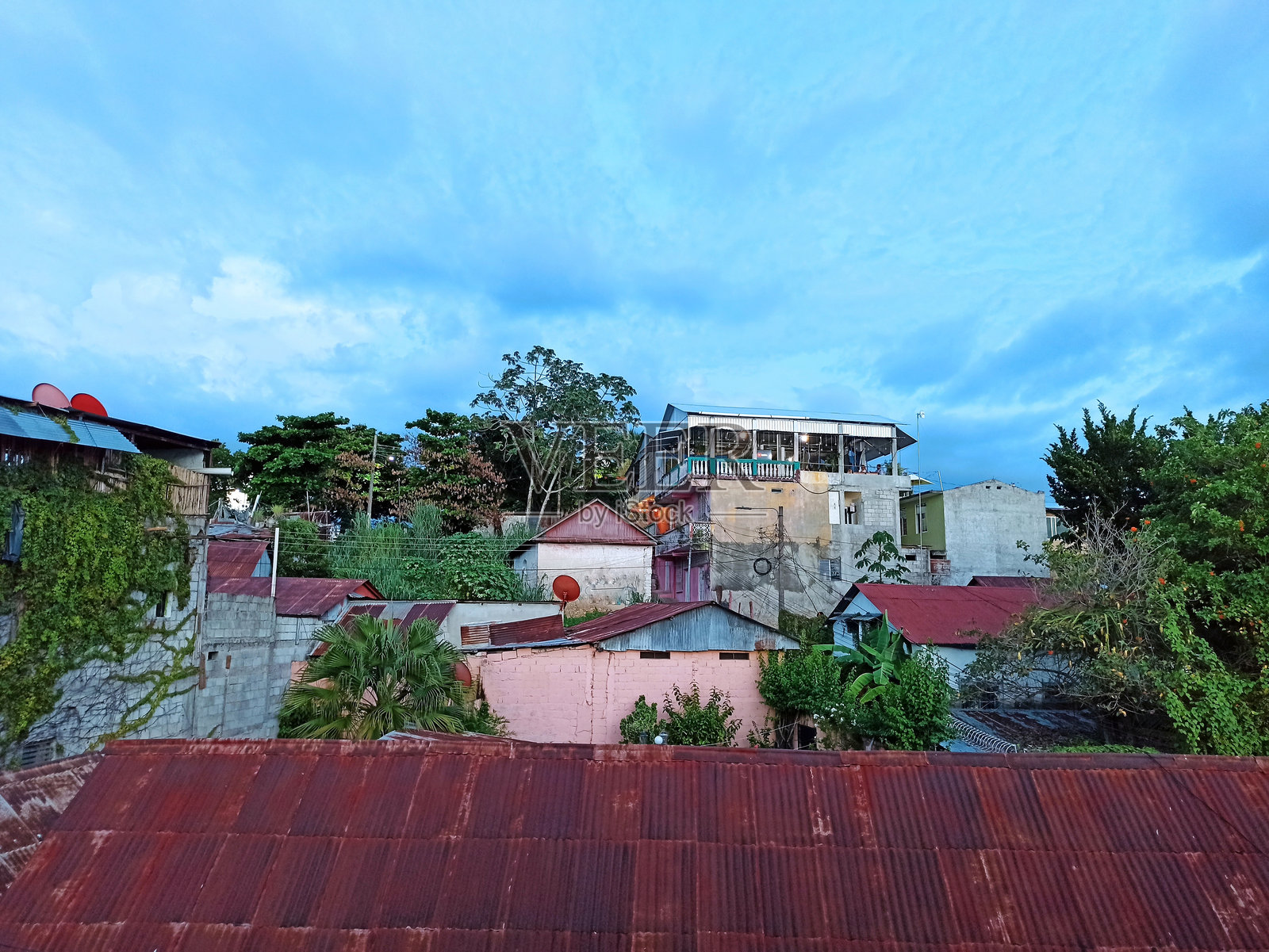 危地马拉佩滕地区弗洛雷斯岛上五彩斑斓的房屋金属屋顶照片摄影图片