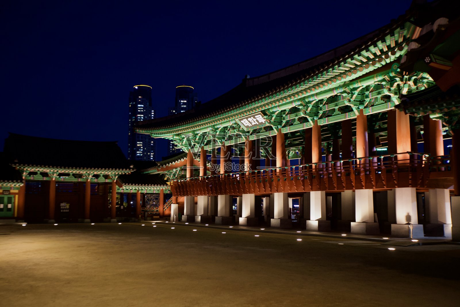 太和楼在蔚山天际线的映衬下熠熠生辉照片摄影图片