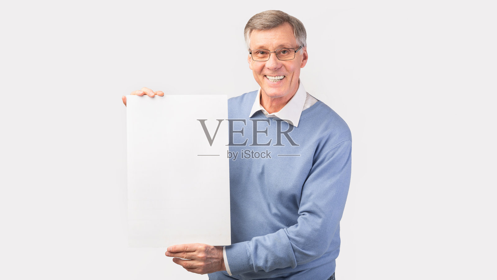 快乐的老年人手持空白海报，工作室拍摄，全景图照片摄影图片