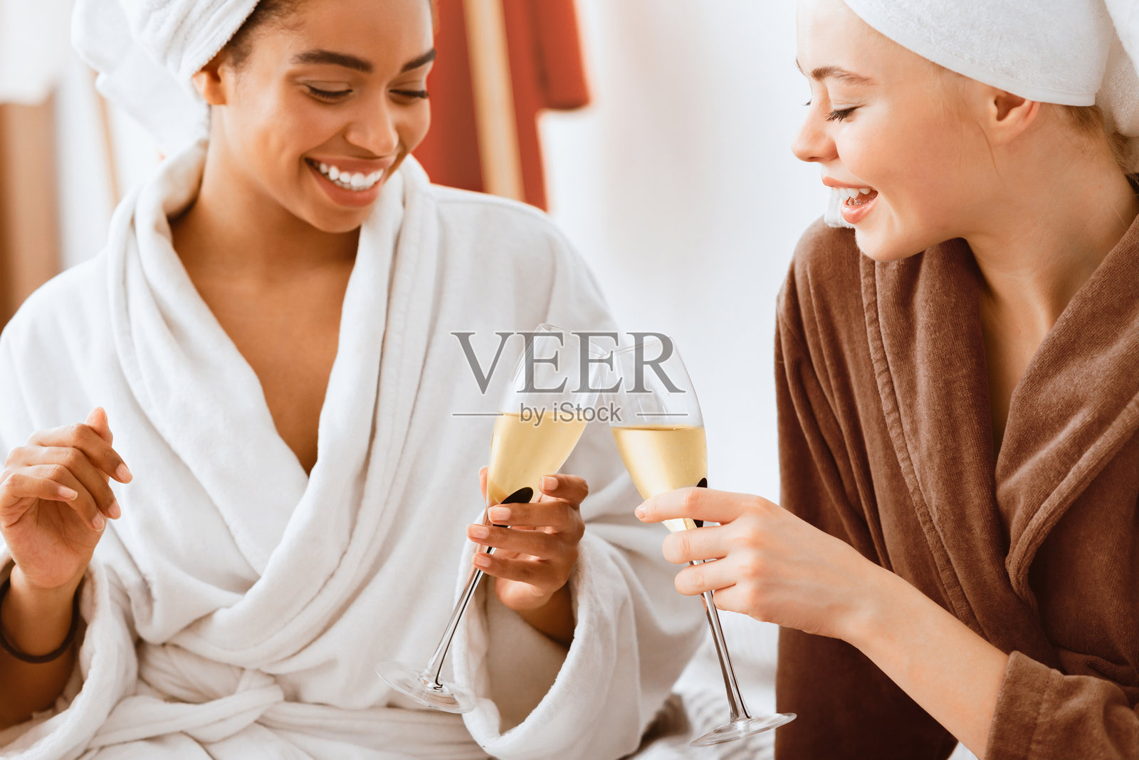 国际女性举杯庆祝，享受水疗日照片摄影图片