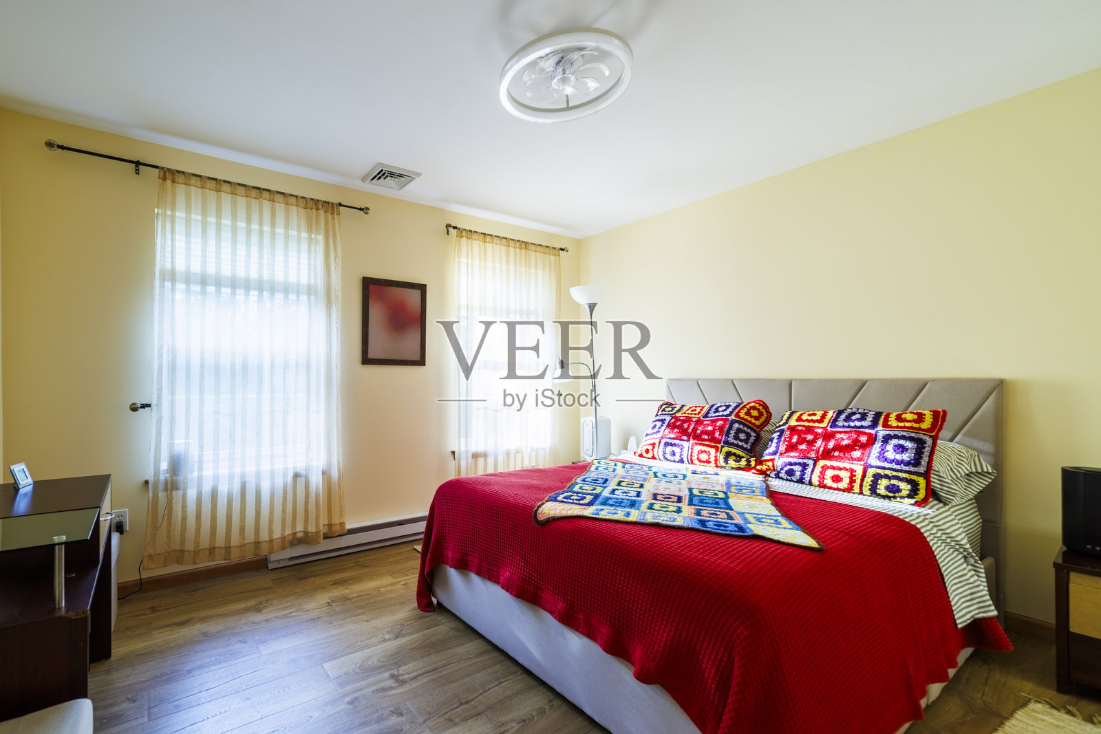 卧室中的放松度假胜地。鲜艳的被子为中产阶级的波科诺斯家居增添了宁静的氛围。照片摄影图片