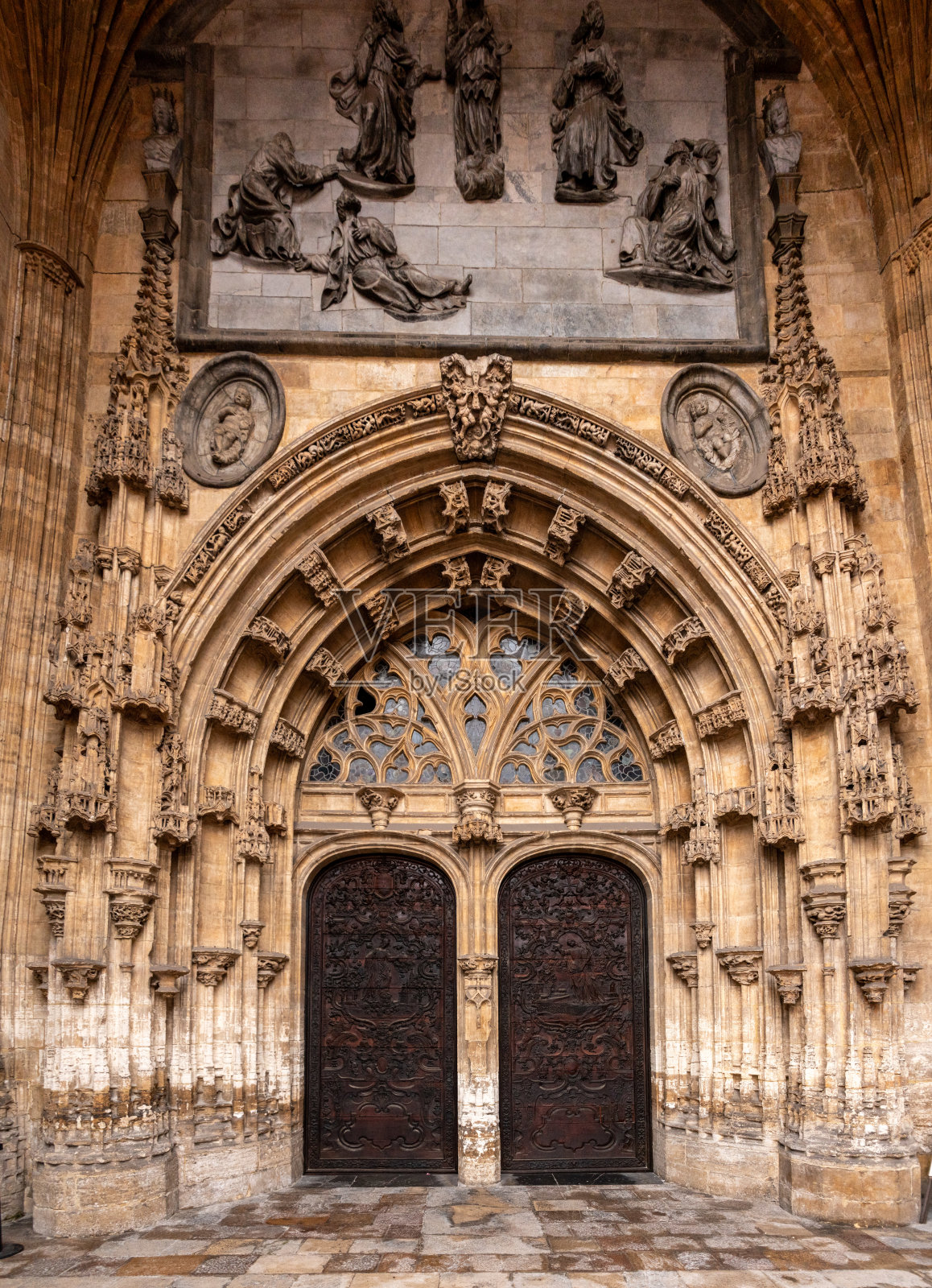 西班牙阿斯图里亚斯地区奥维耶多的哥特式圣萨尔瓦多大教堂华丽的装饰门户照片摄影图片