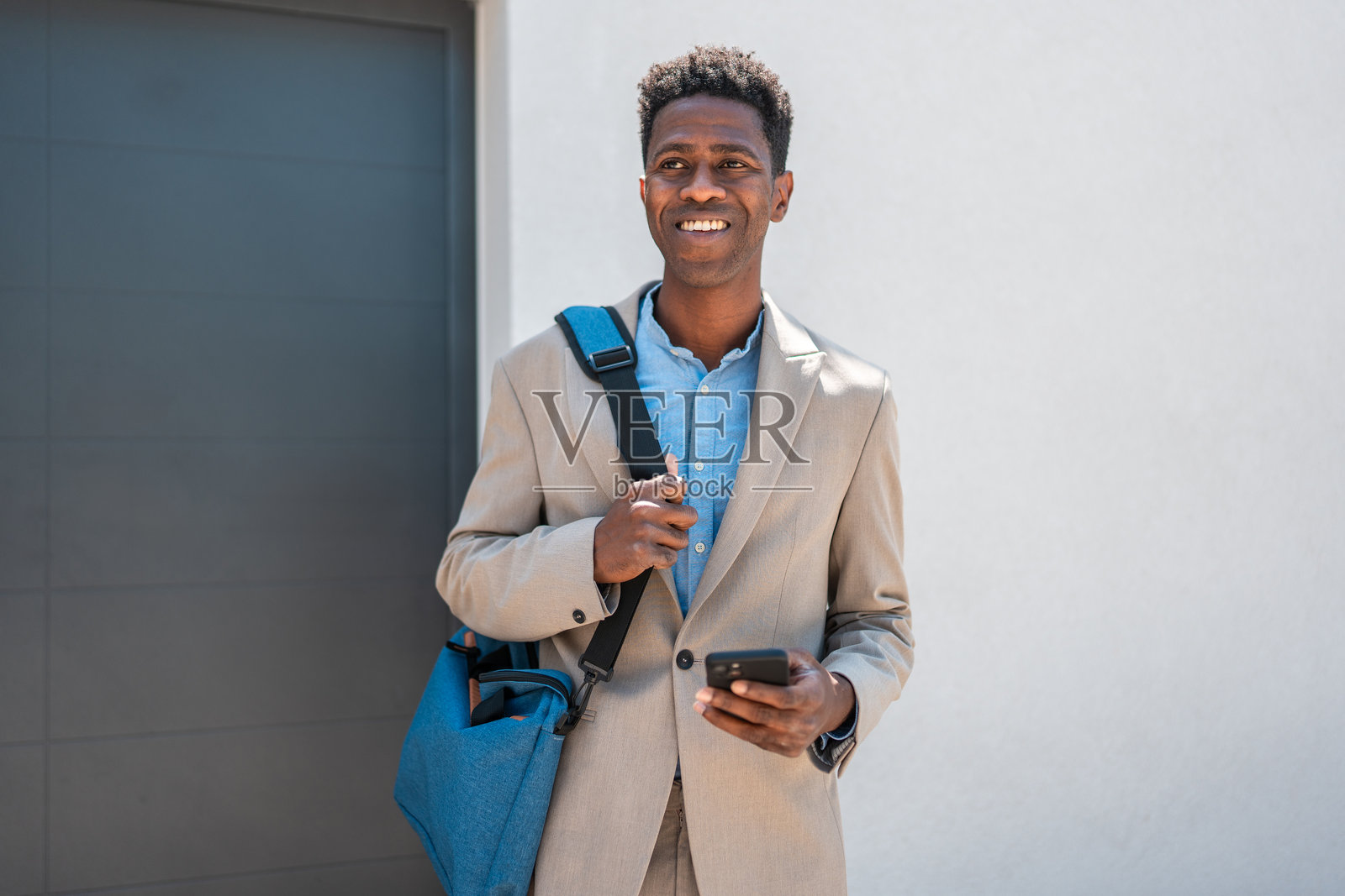 专业的黑人商人与智能手机及配件照片摄影图片