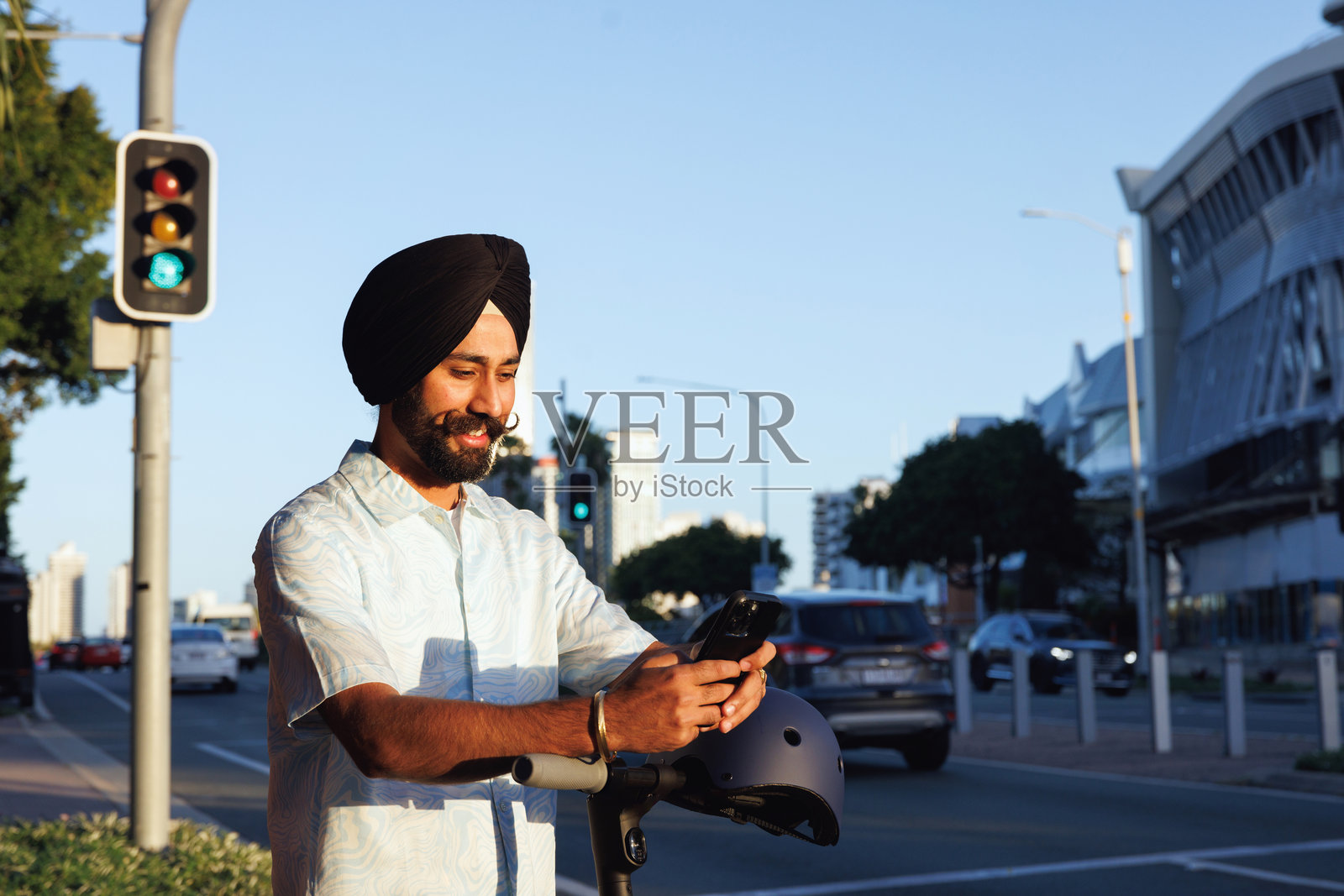 印度男子使用手机 - 正在查看手机照片摄影图片