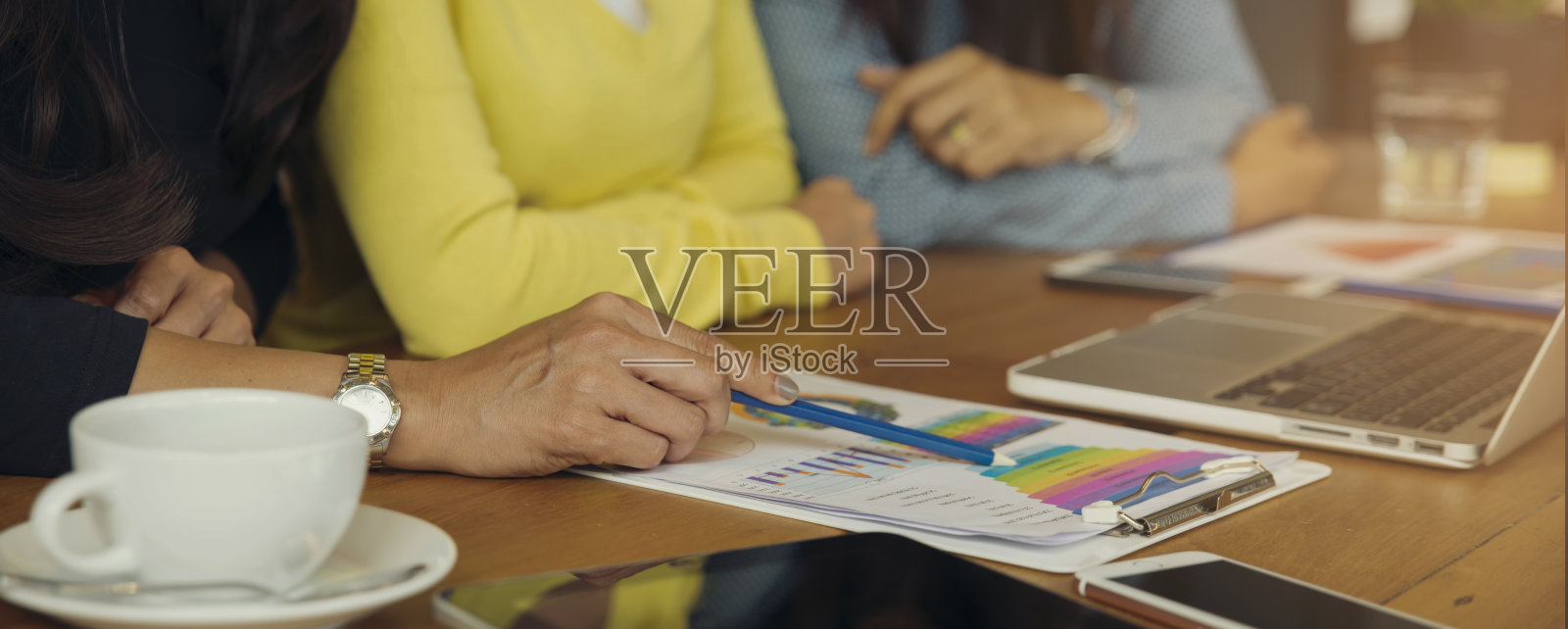 一群商务人士在头脑风暴会议上计划年度预算报告并制定解决方案策略。专业女商人与团队在办公室合作。战略商业概念横幅图像照片摄影图片