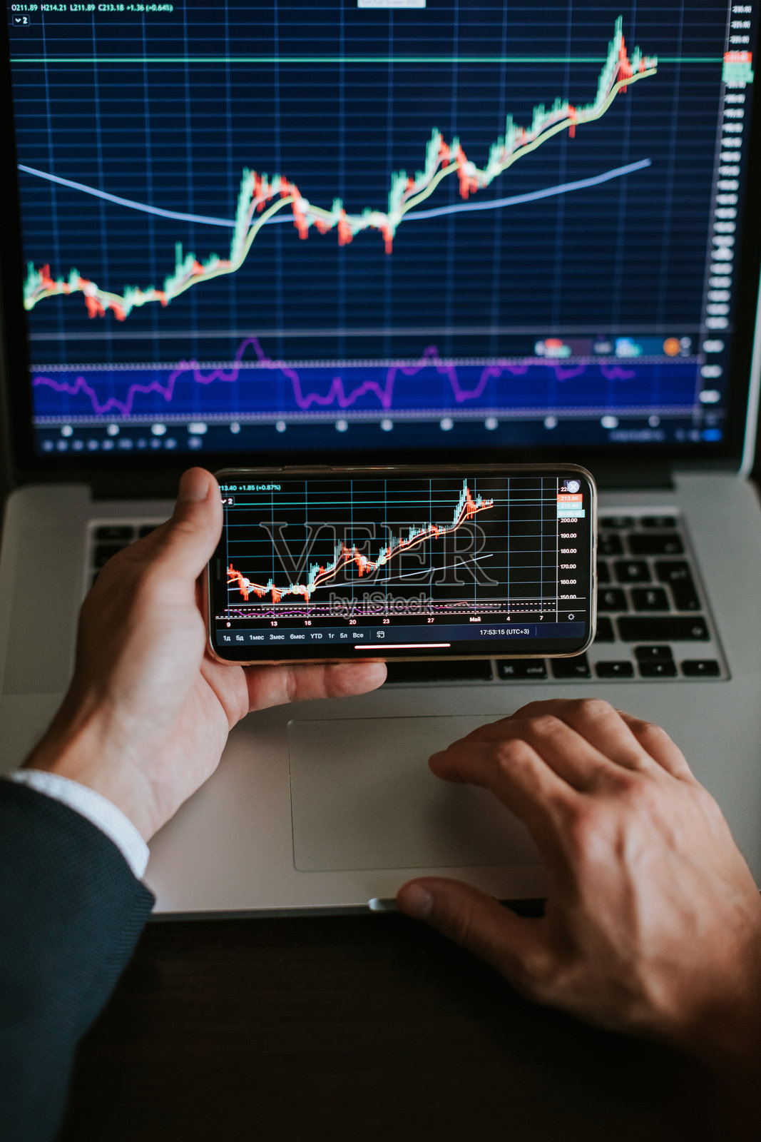 男子使用手机的中部特写照片摄影图片