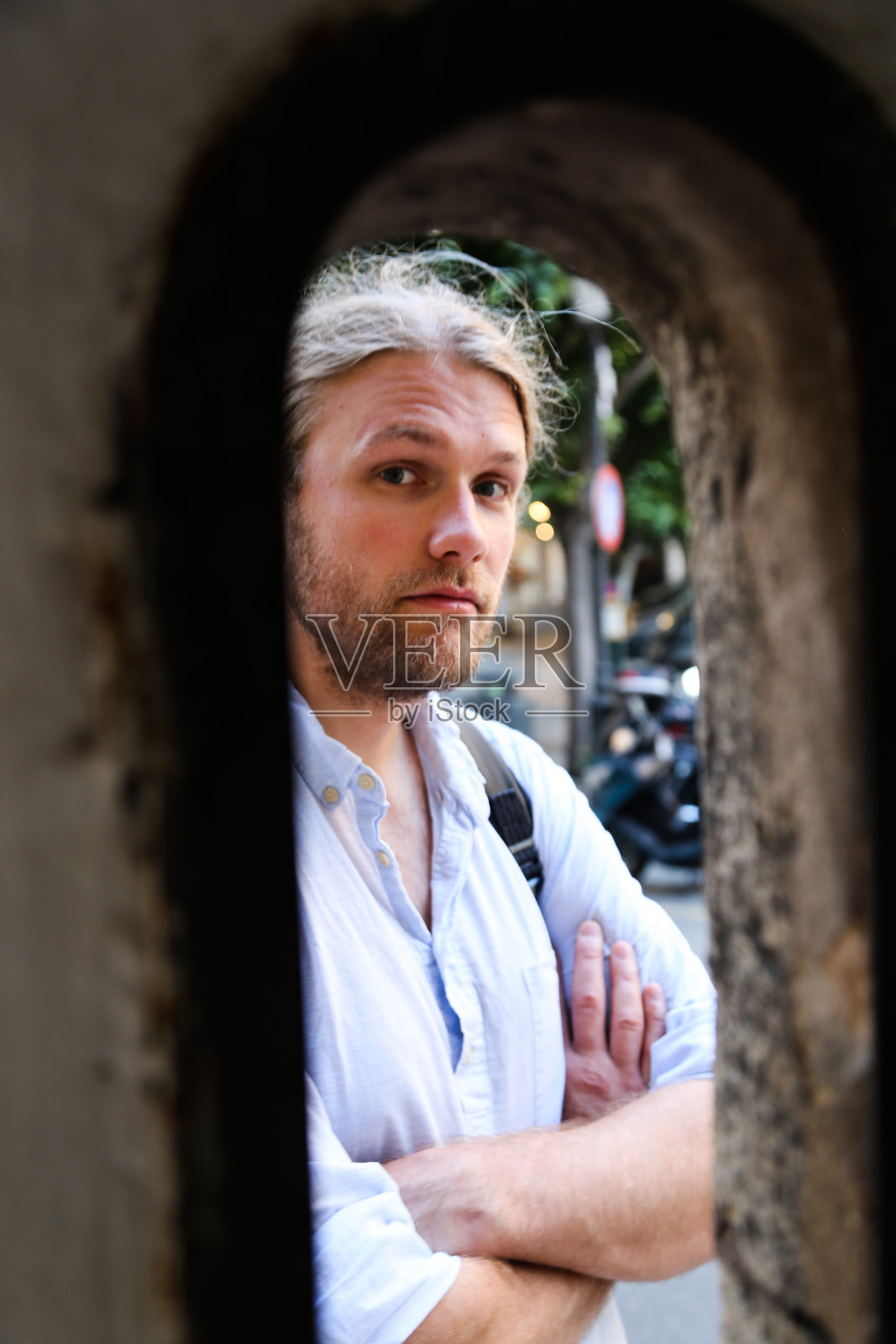 透过窗户看到的男人特写肖像照片摄影图片