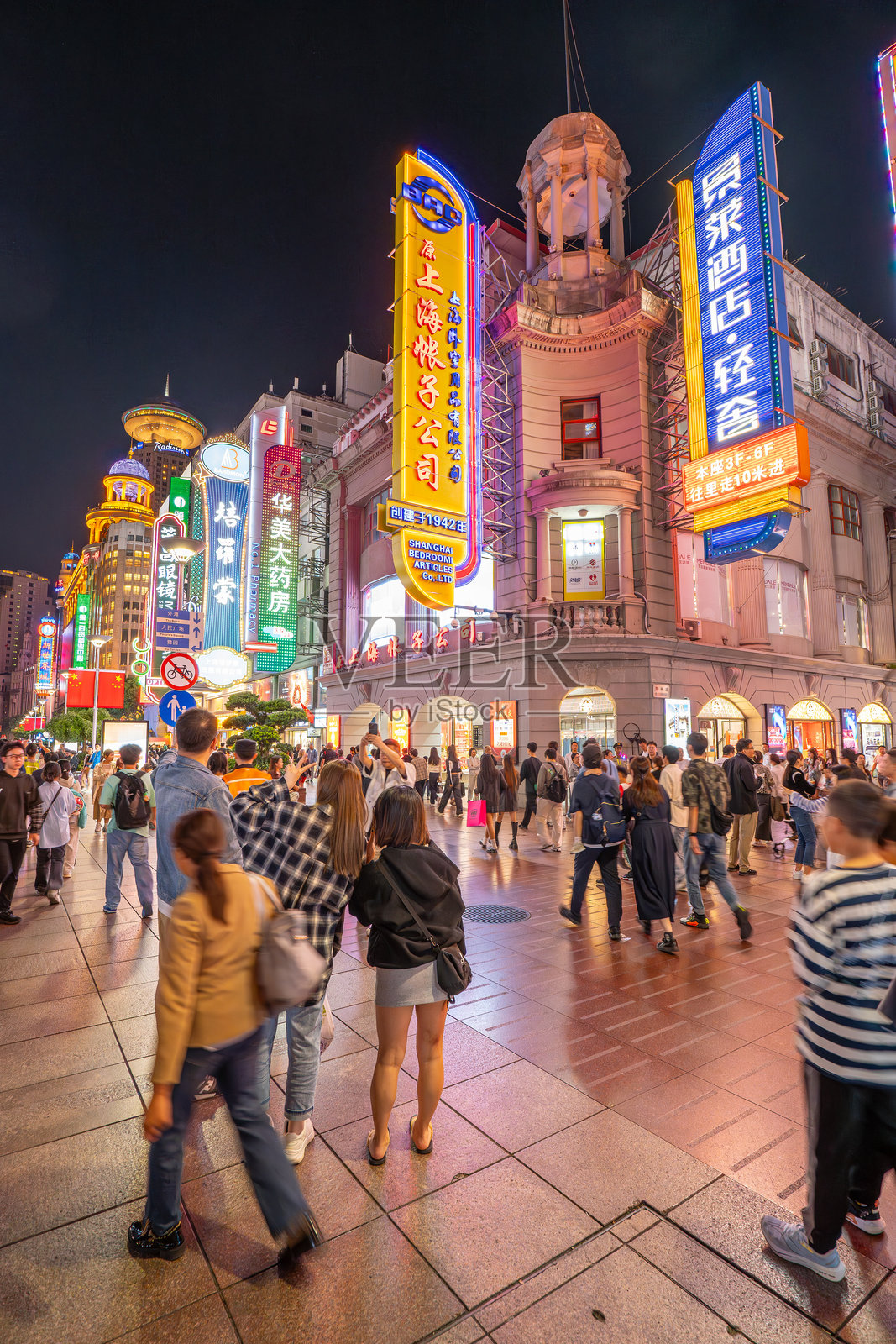 上海，中国的繁忙夜间购物街照片摄影图片