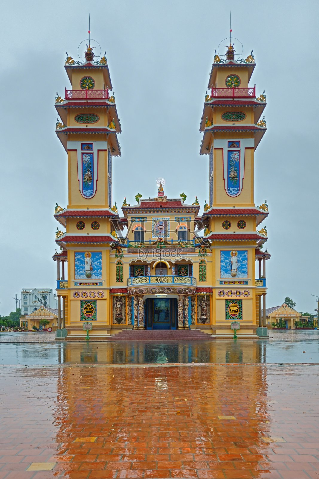 越南台宁市的高台寺外观在雨天。美丽的建筑和神圣寺庙外部的装饰。照片摄影图片