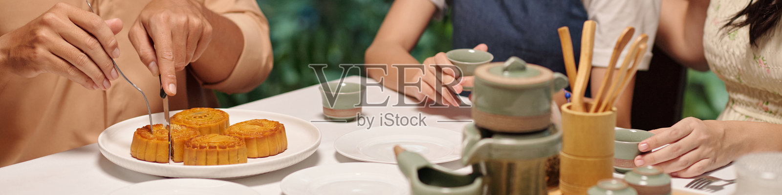 家庭在家享受茶时间照片摄影图片