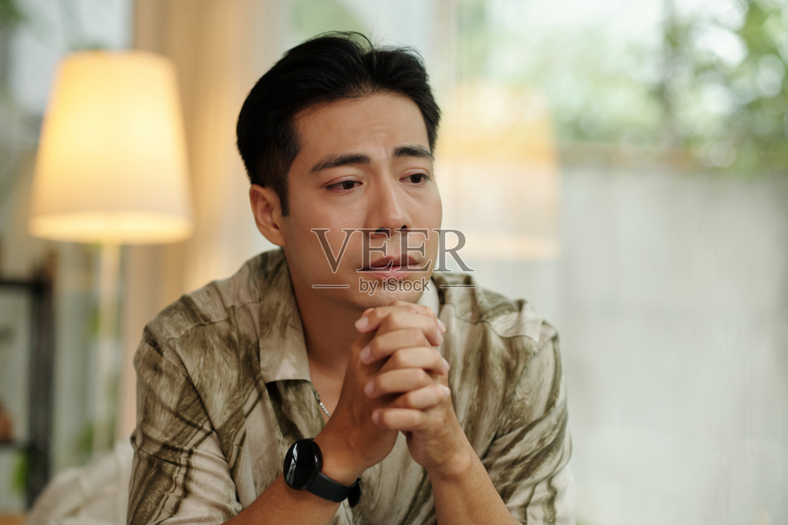 房间里坐着一个伤心的男人照片摄影图片