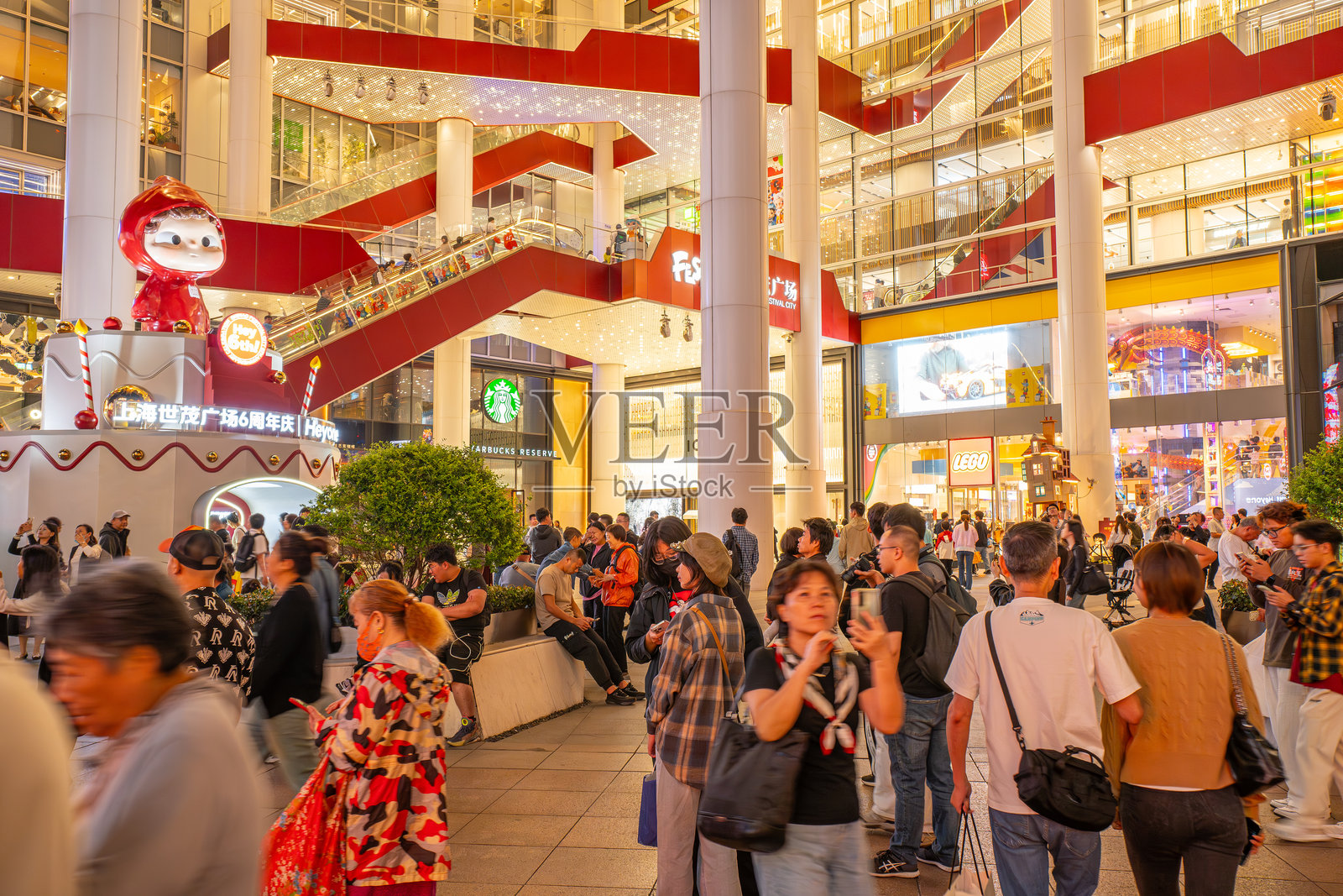 上海，中国的繁忙夜间购物街照片摄影图片