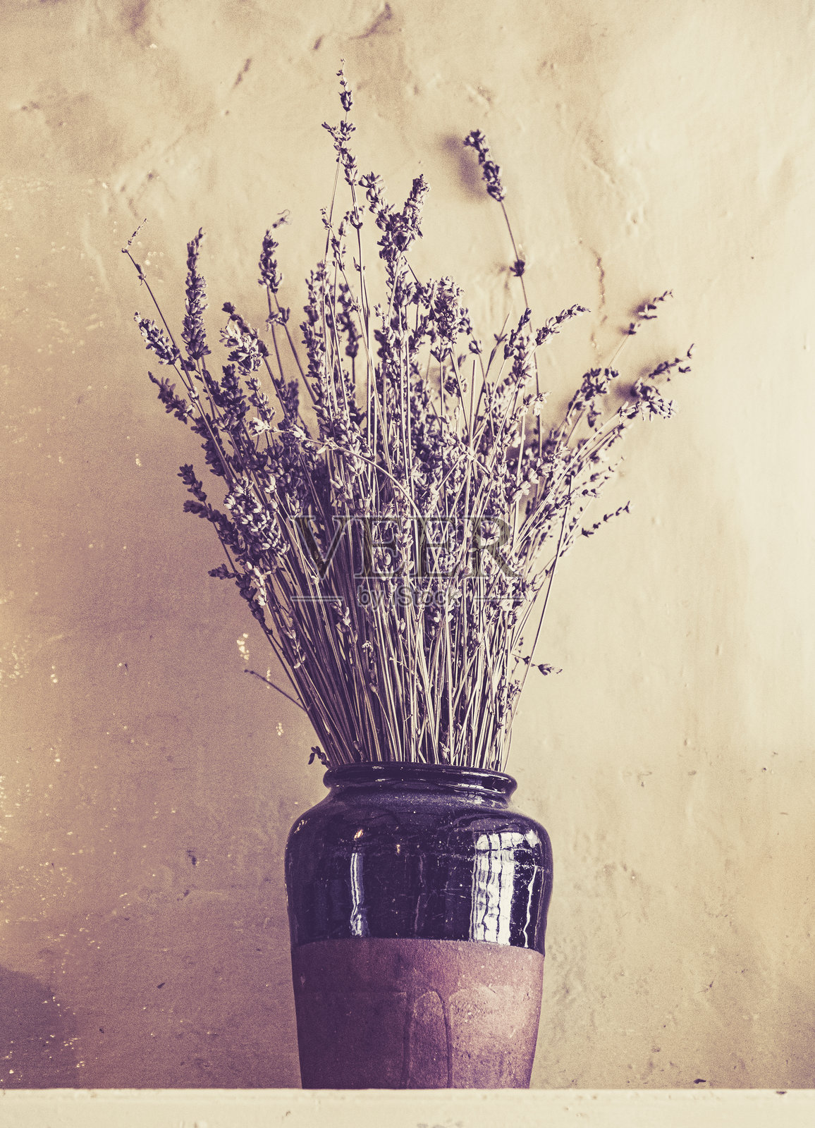 英式庄园房屋书架上的陶瓷花盆里的干薰衣草照片摄影图片