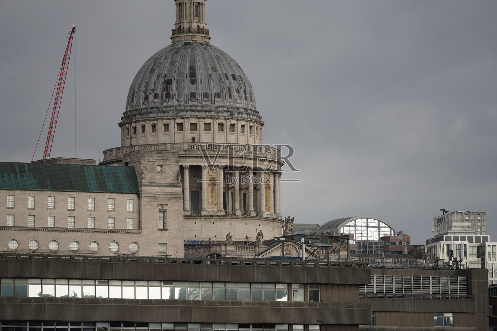伦敦市天际线：圣保罗大教堂外观，英式巴洛克风格圆顶，泰晤士河旁的住宅建筑，英格兰，英国照片摄影图片