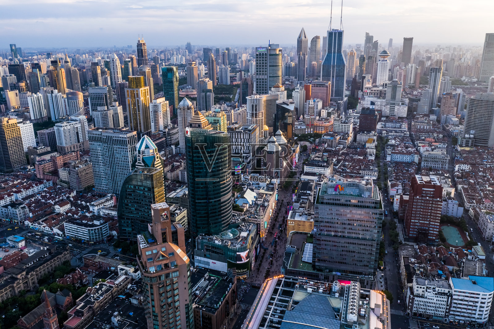 上海黄浦区及黄浦江的航拍摄影，亚洲。照片摄影图片
