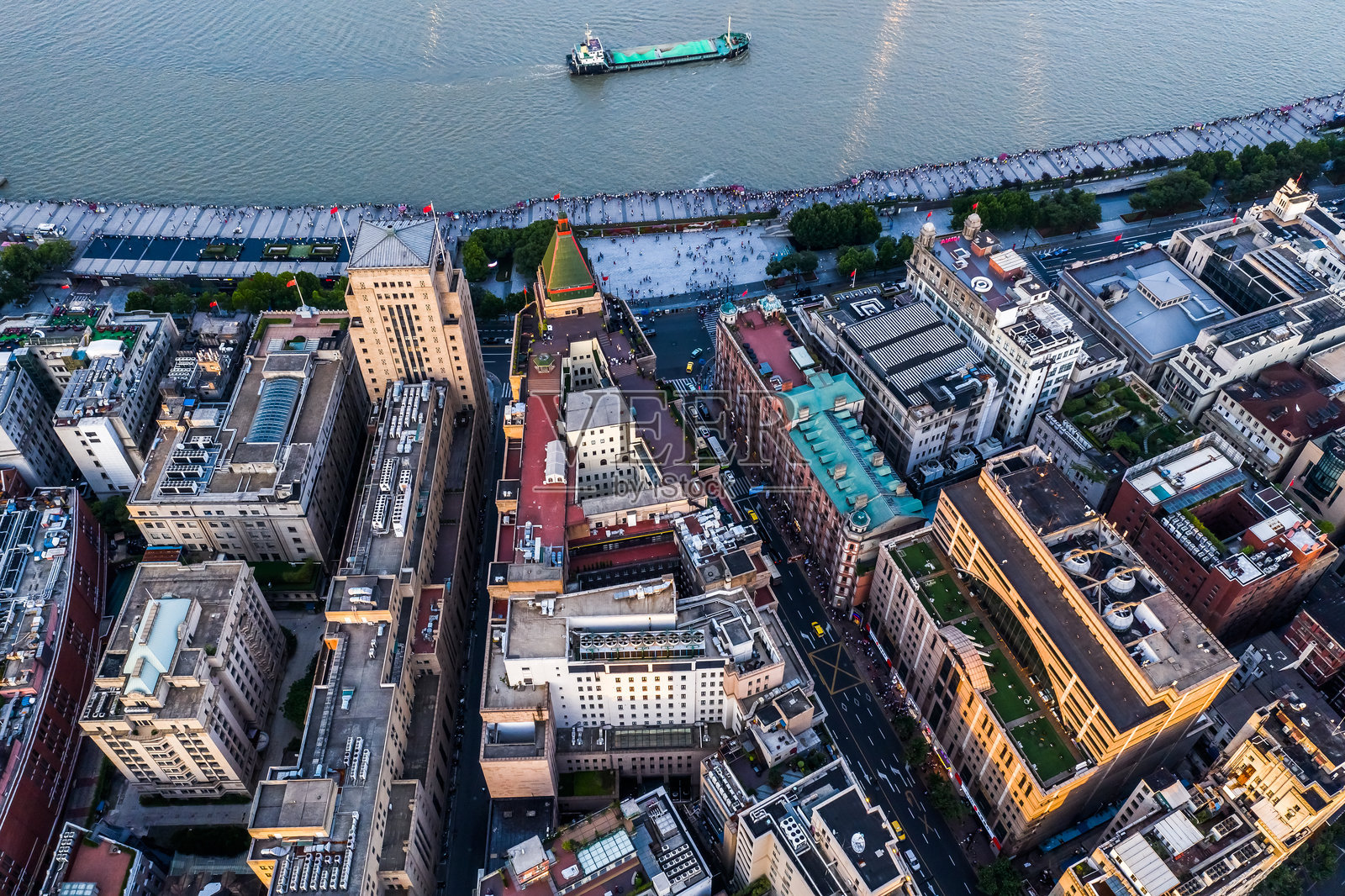 上海黄浦区外滩的航拍照片，黄浦江，亚洲。照片摄影图片