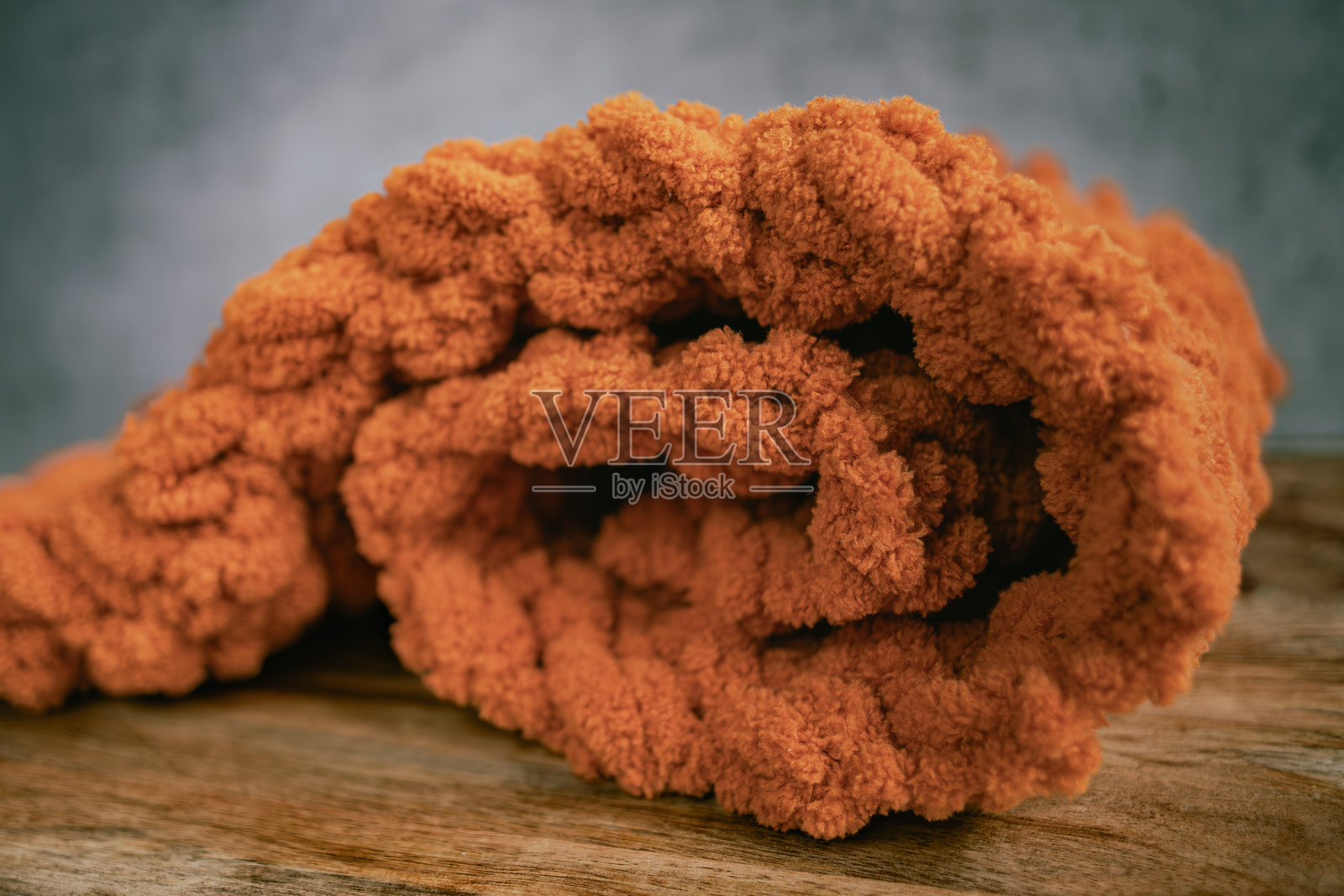 用砖红色毛绒纱线制作的手工毛毯照片摄影图片