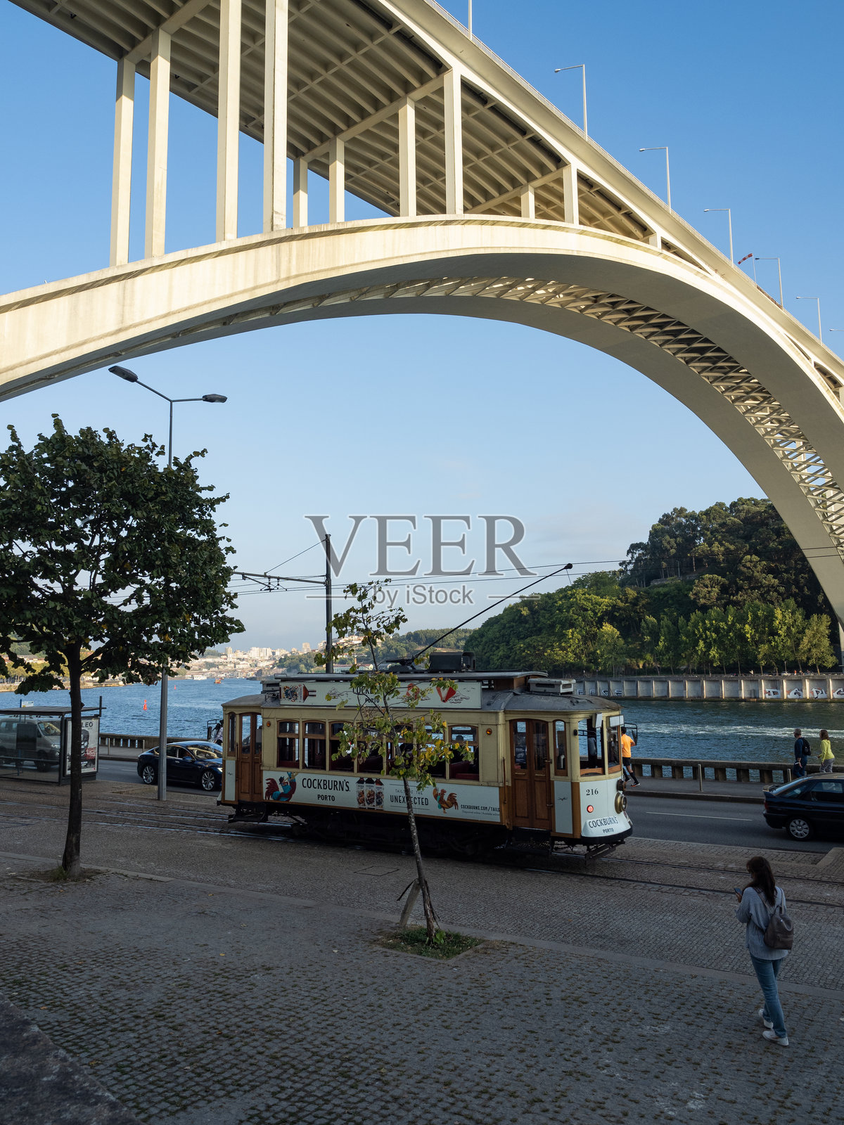 阿拉比达大桥,下面是一辆与杜罗河平行行驶的电车。葡萄牙,波尔图。照片摄影图片