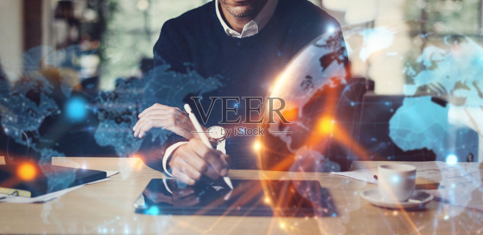 使用数字平板电脑的男性。全球网络概念照片摄影图片