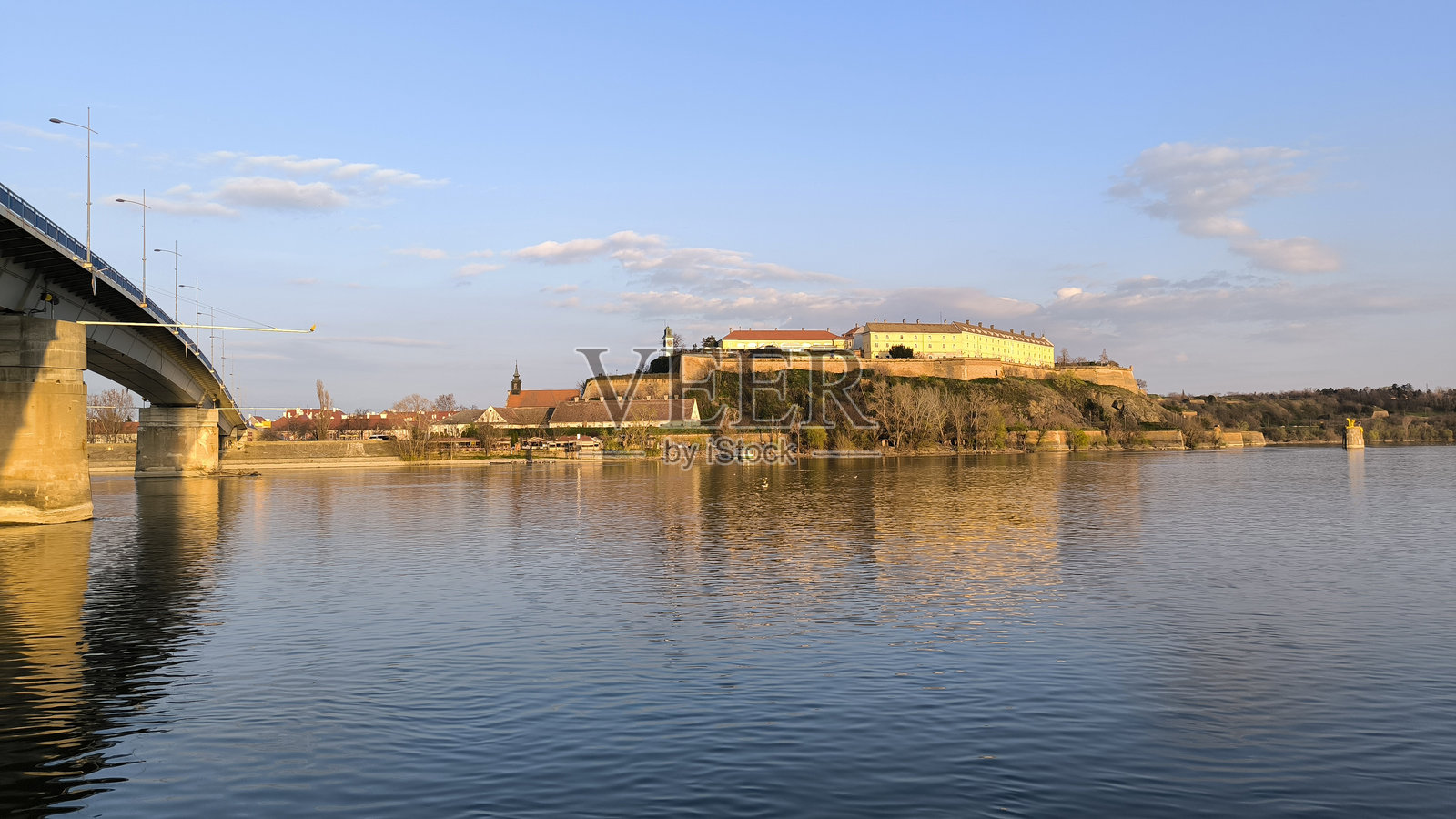 佩特罗瓦拉丁堡垒及其周围环境在明亮的春日中照片摄影图片