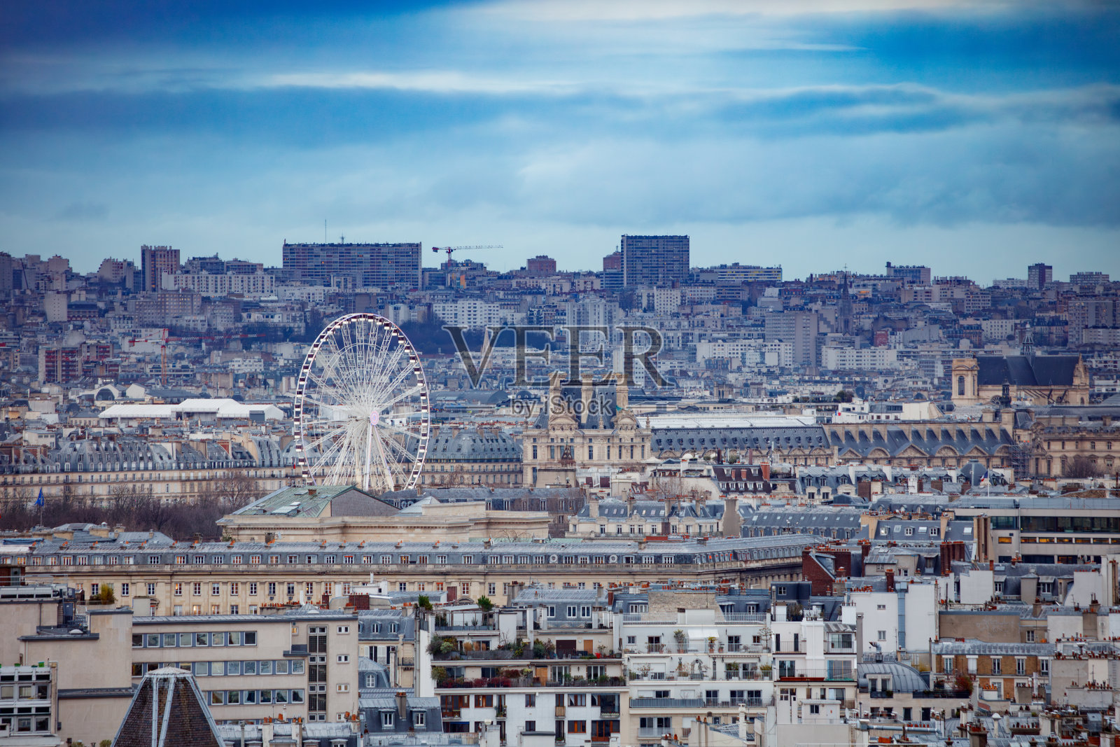 多云的巴黎天际线，卢浮宫和摩天轮位于中心照片摄影图片