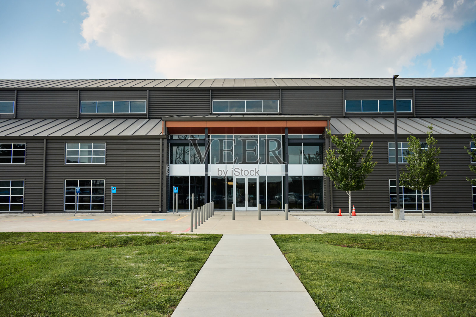 办公大楼外观与绿草坪上的小径照片摄影图片