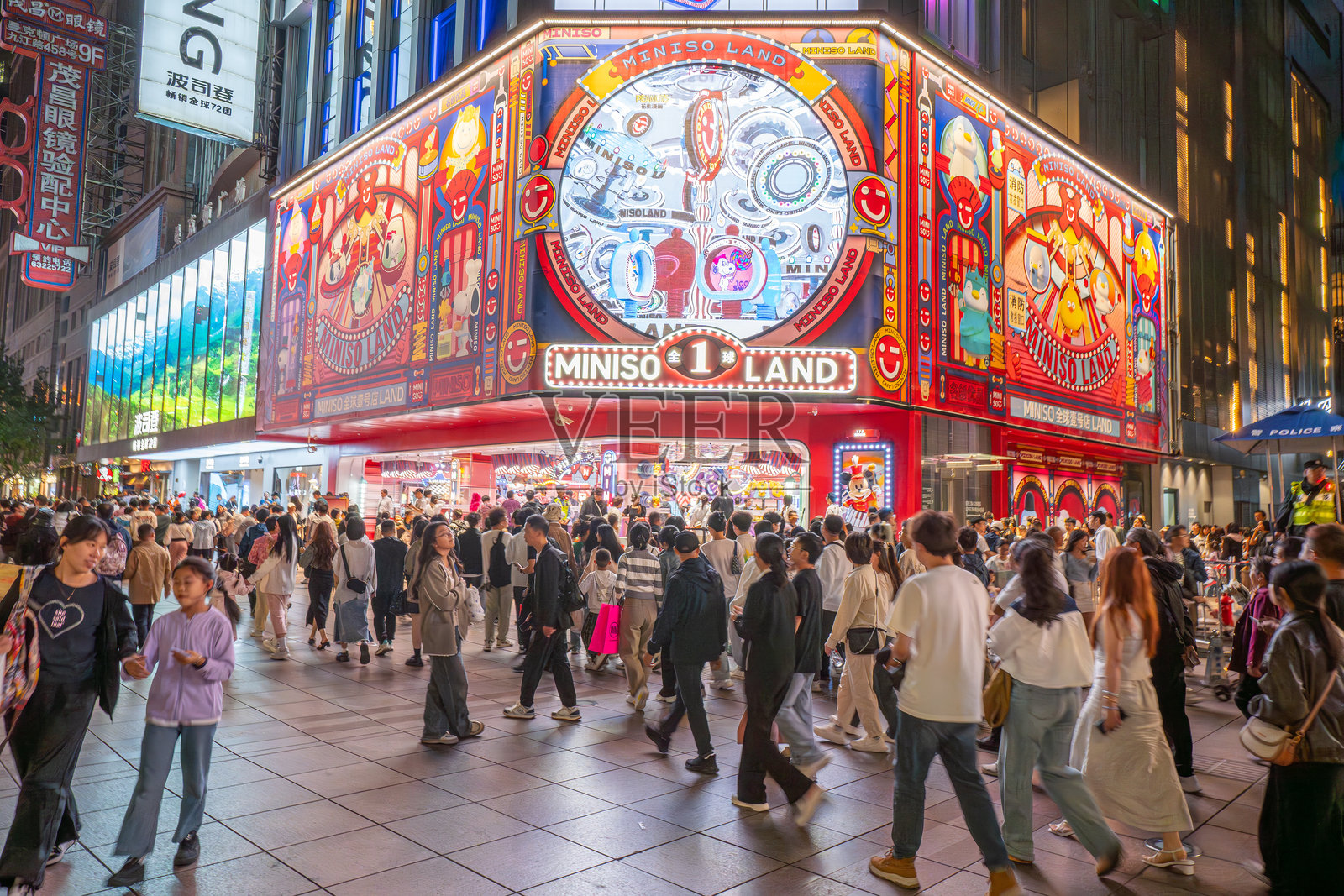 上海，中国的繁忙夜间购物街照片摄影图片