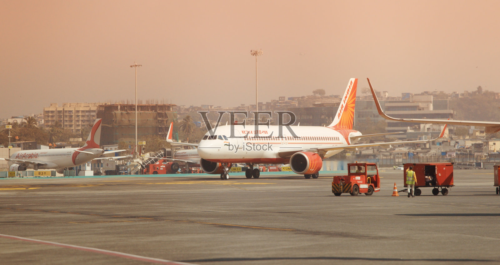 印度马哈拉施特拉邦孟买。印度航空公司的一架飞机在机场区域内飞行。飞机在博姆查特拉帕蒂·希瓦吉·马哈拉杰国际机场区域内行驶。照片摄影图片