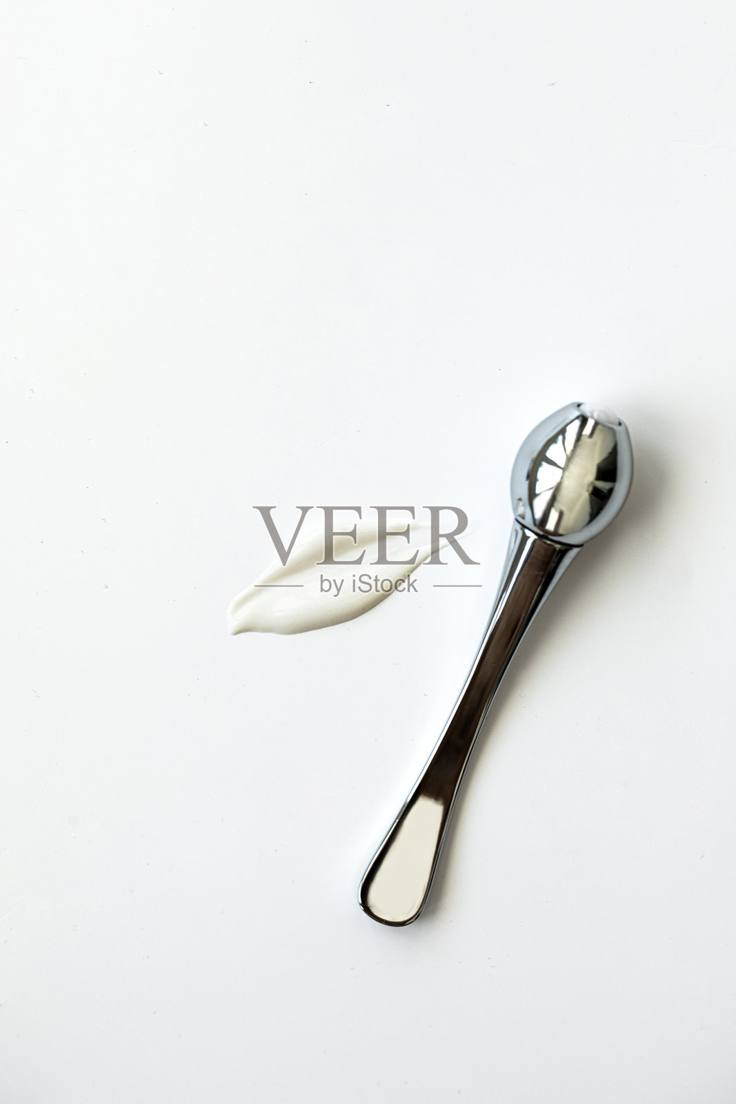 眼霜和眼部滚轮。美容护肤产品试色照片摄影图片